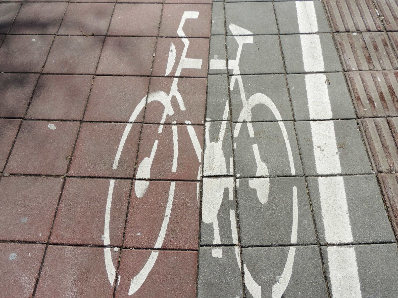 Nikon Coolpix P520 sample photo. Bicycling, sign, texture, tile photography