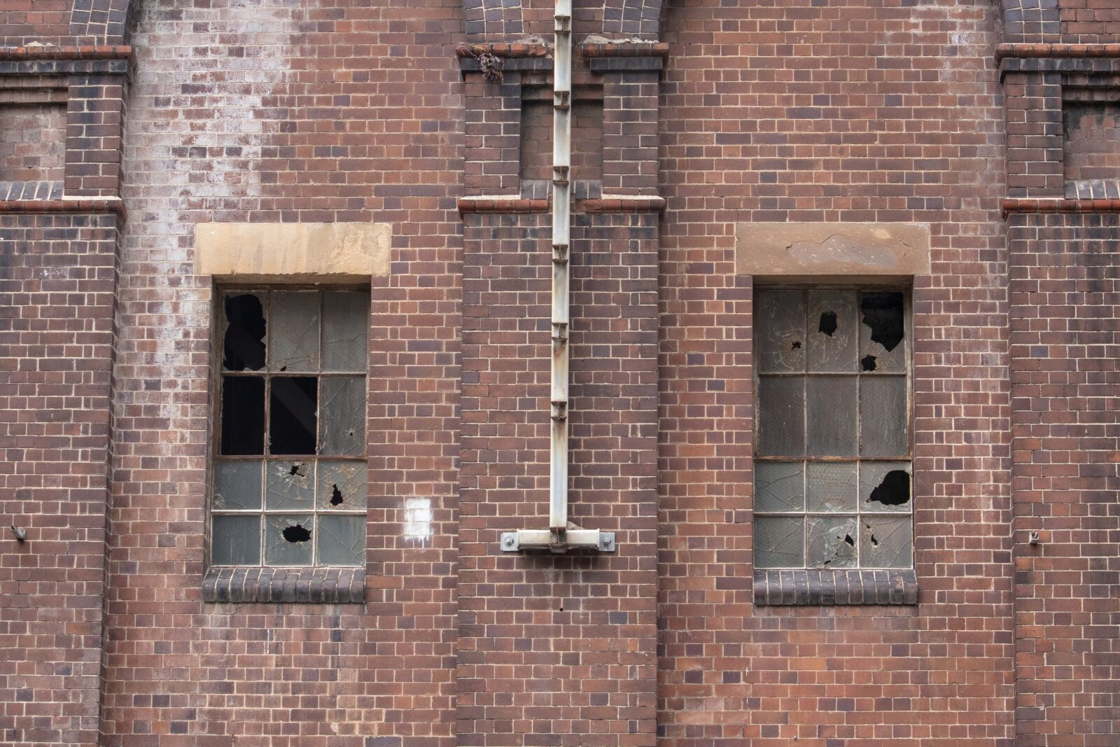 Canon EOS 200D (EOS Rebel SL2 / EOS Kiss X9) sample photo. Windows, old, architecture photography