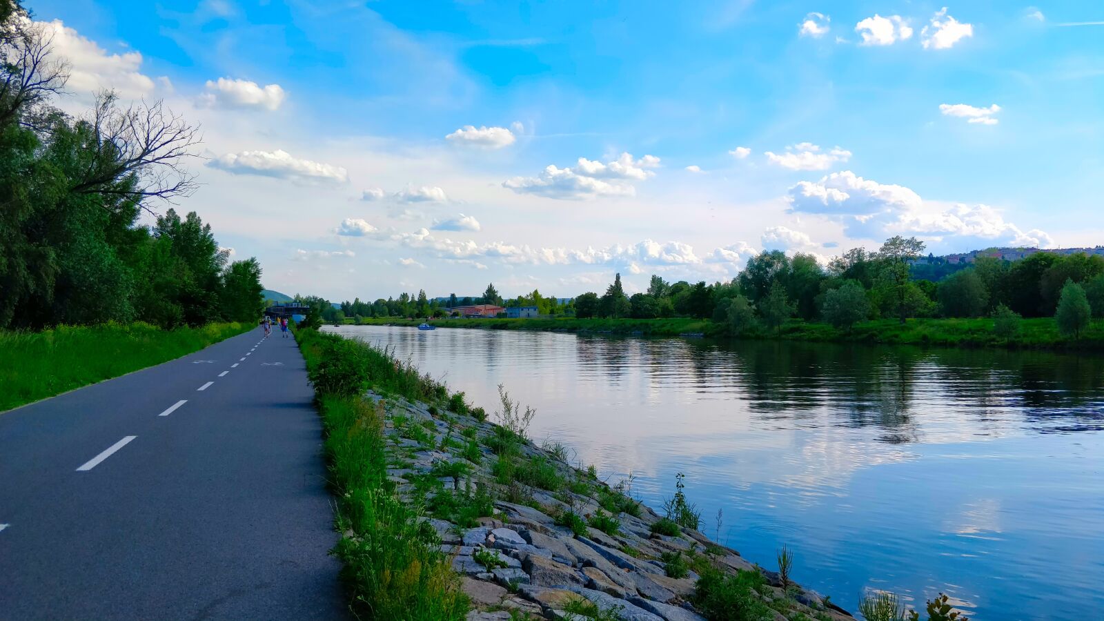 OnePlus 5 sample photo. Path, river, vltava photography