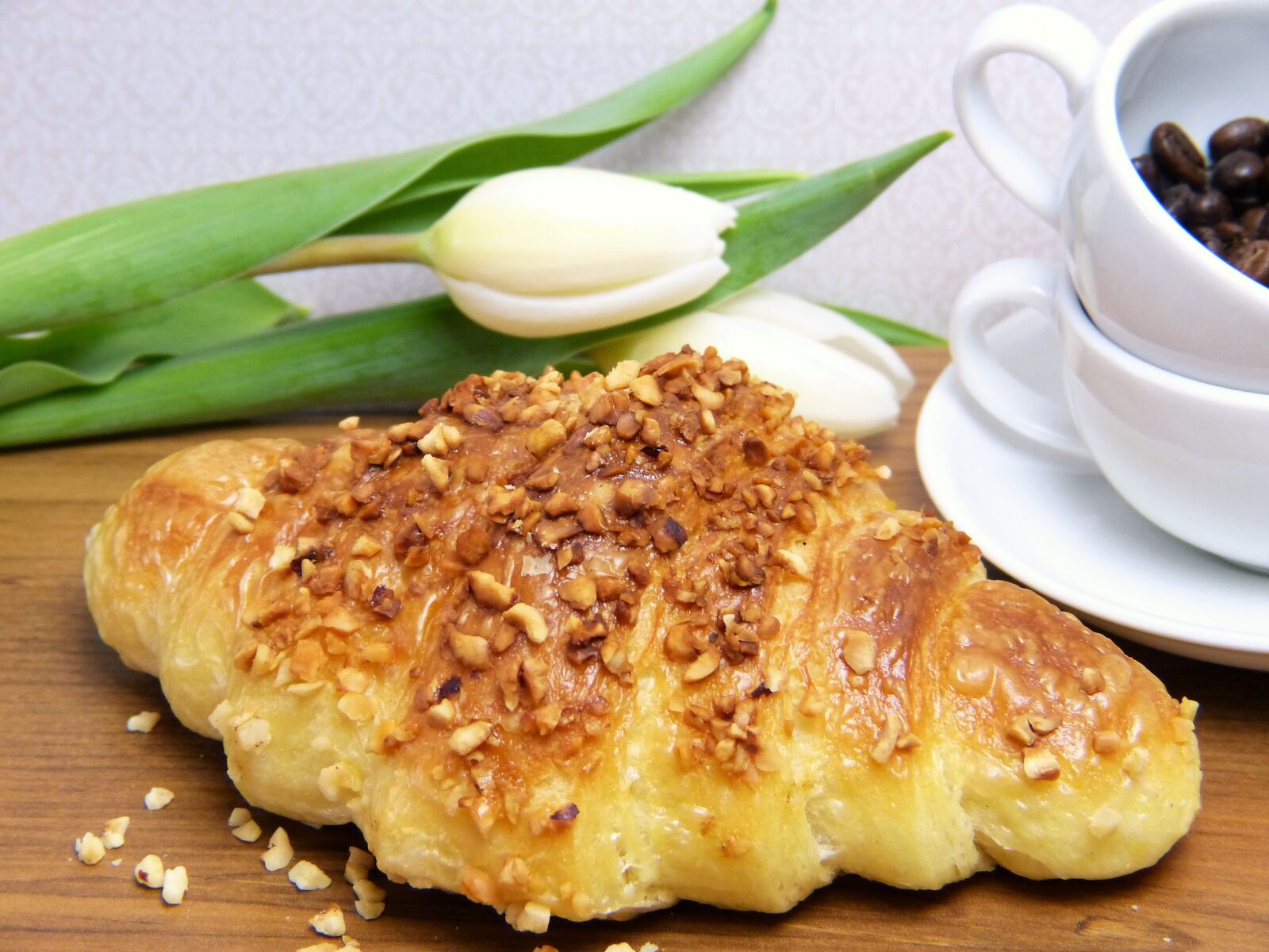 Panasonic Lumix DMC-FZ150 sample photo. Croissant, bake, breakfast photography