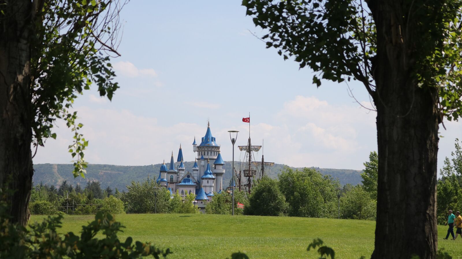 Canon EOS 750D (EOS Rebel T6i / EOS Kiss X8i) sample photo. Castle, blue, fairy tale photography