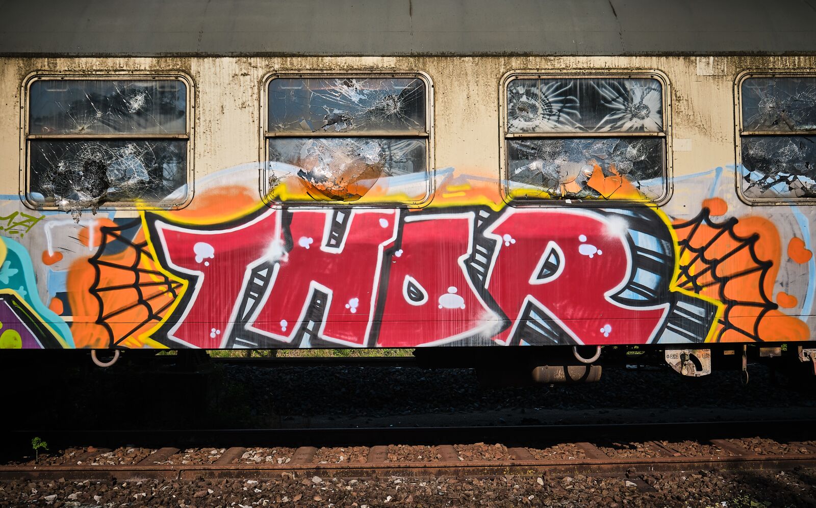 Fujifilm XF 18-55mm F2.8-4 R LM OIS sample photo. Graffiti, thor, window photography