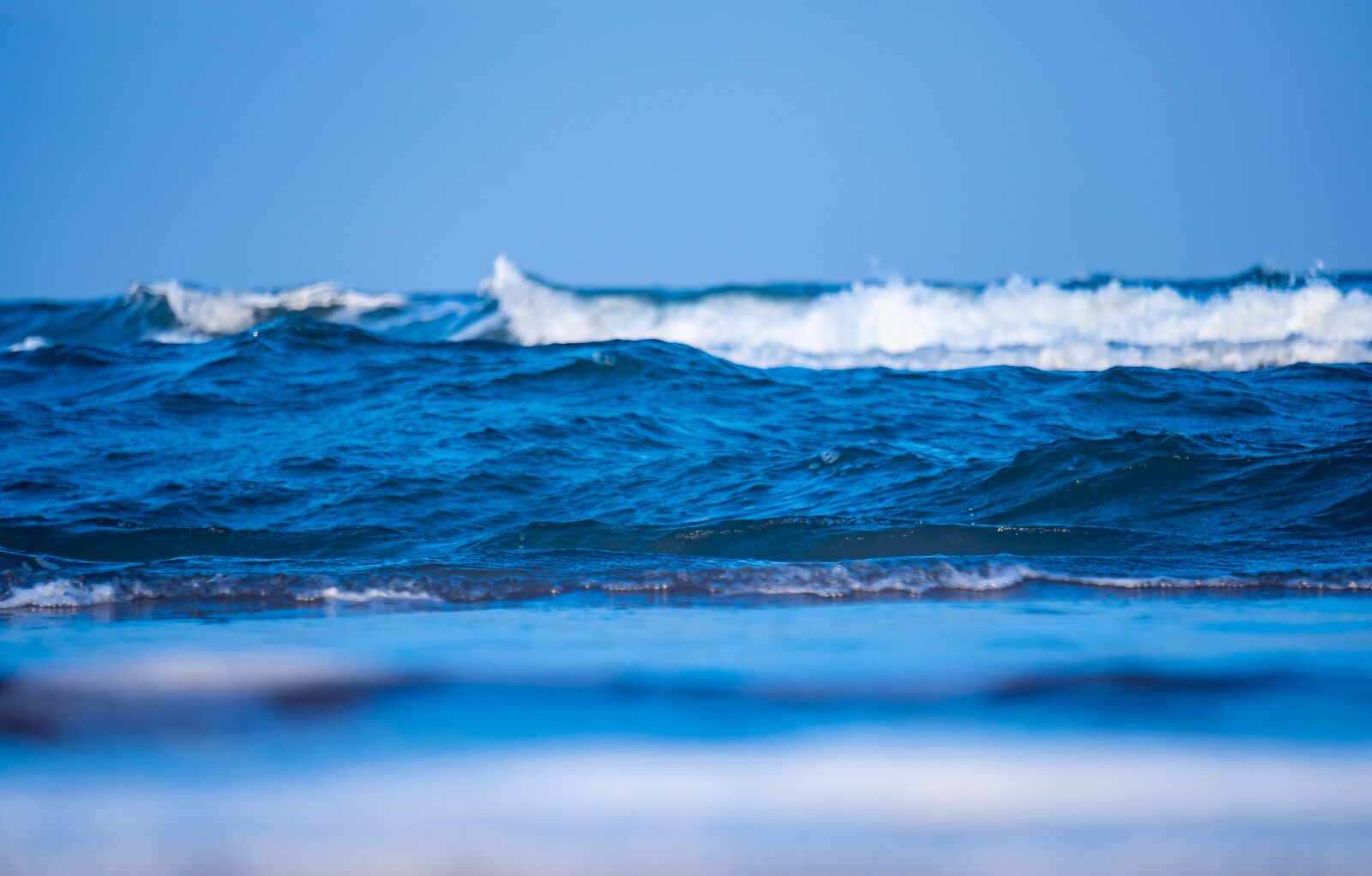 Sony E 55-210mm F4.5-6.3 OSS sample photo. Beach, waves, ocean photography