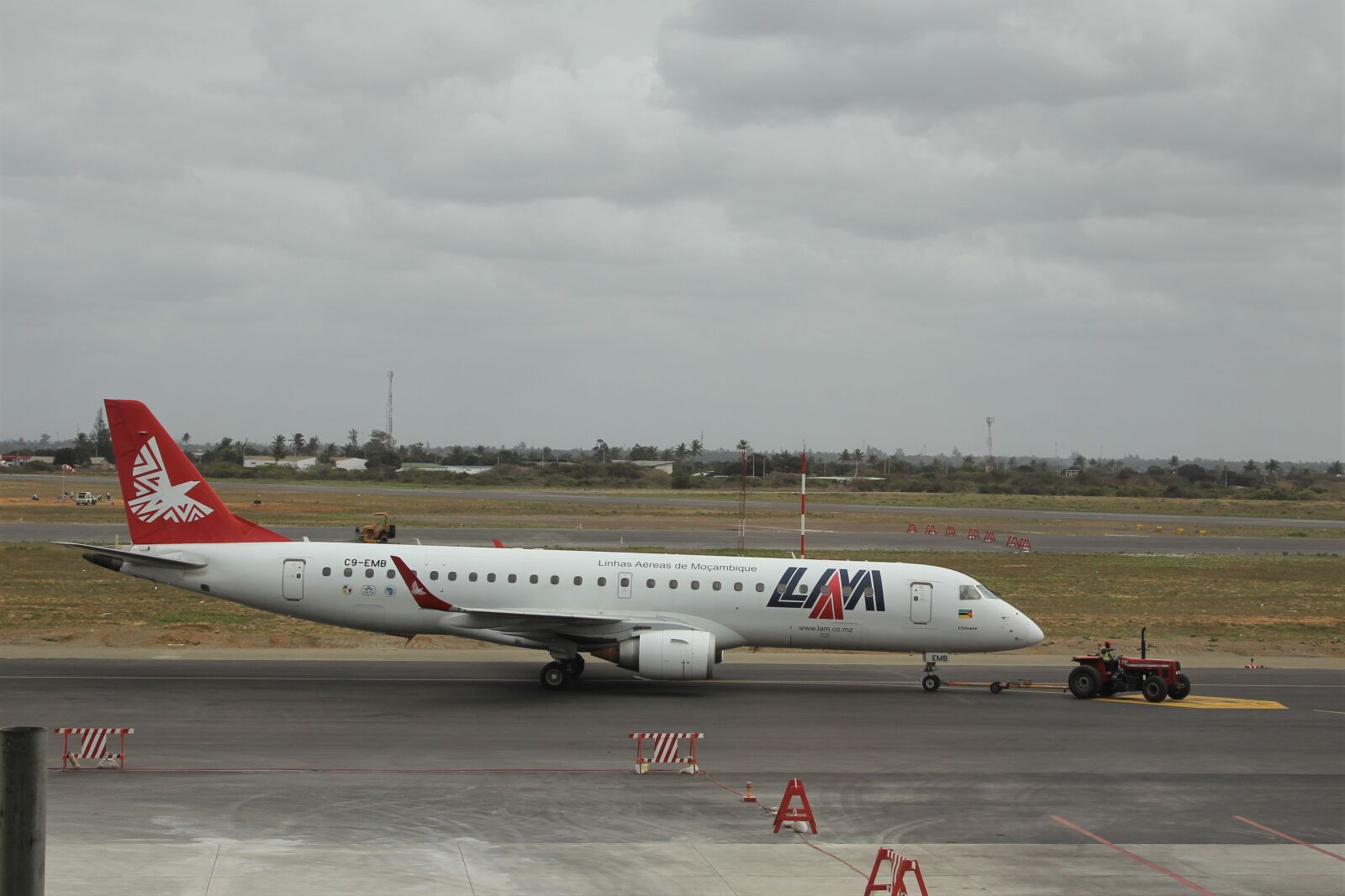 Canon EOS 60D + Canon EF 24-105mm F4L IS USM sample photo. Lam, mozambique, airline photography