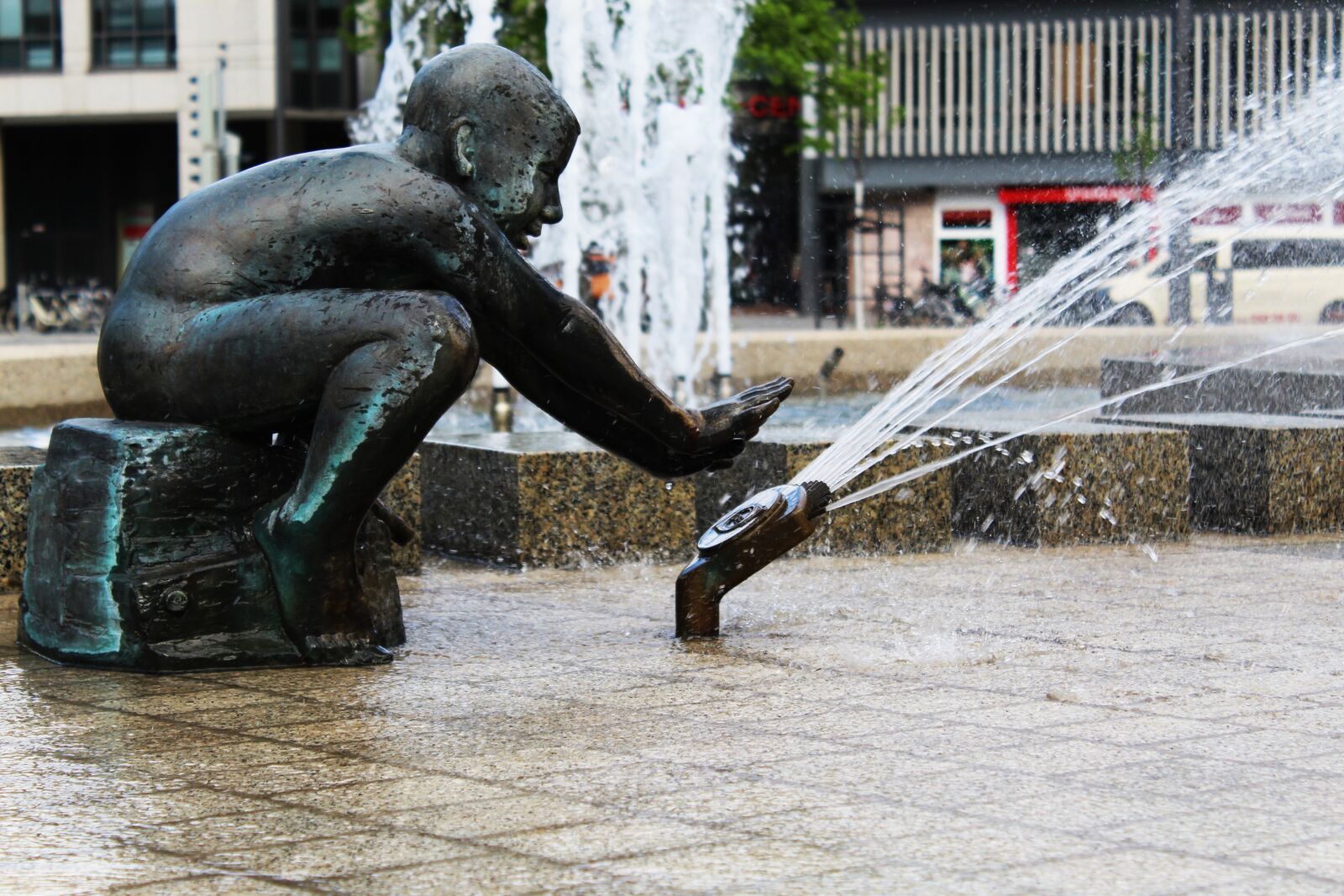 Canon EOS 1300D (EOS Rebel T6 / EOS Kiss X80) sample photo. Dessau, downtown, fountain photography