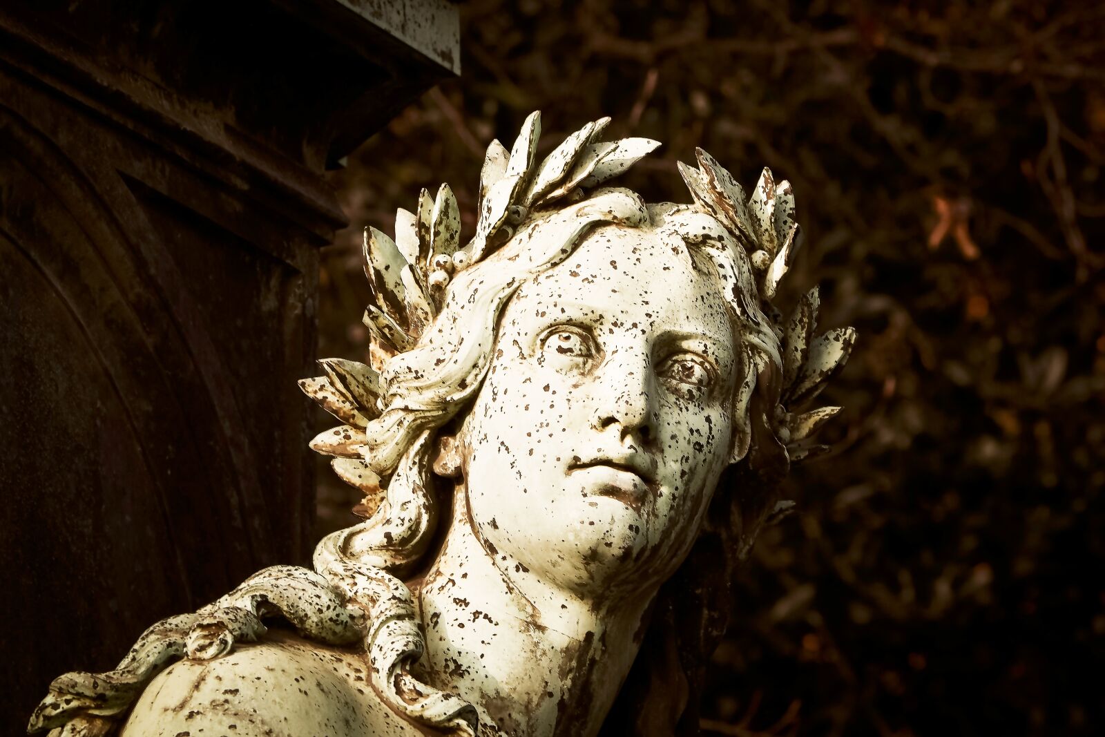 Olympus OM-D E-M10 sample photo. Cemetery, grave, tombstone photography