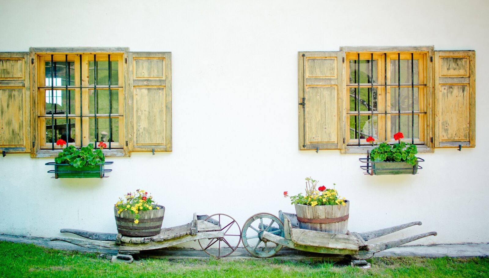 Nikon D7100 sample photo. Hauswand, lattice windows, running photography