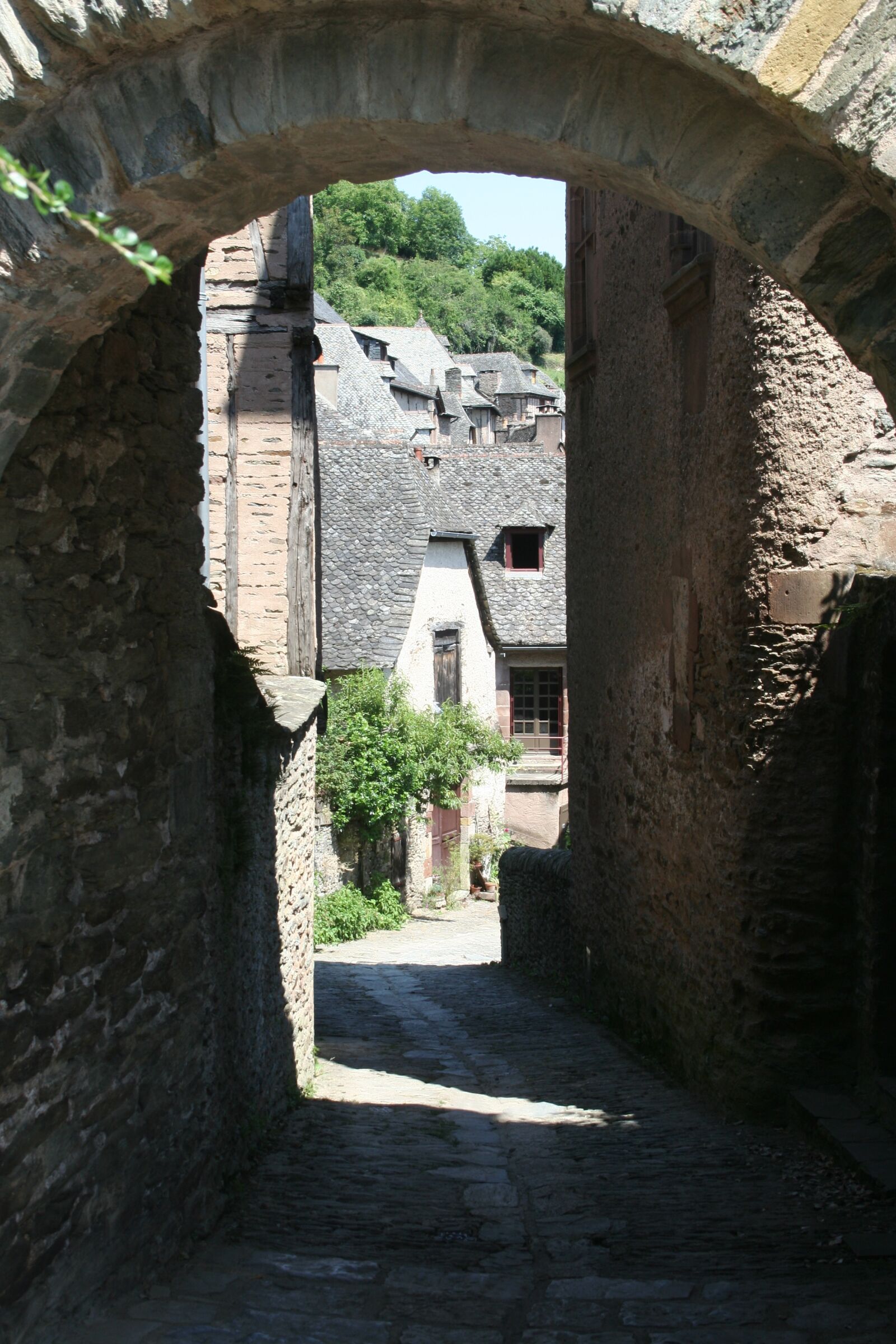 Canon EOS 350D (EOS Digital Rebel XT / EOS Kiss Digital N) sample photo. Conques, abbey, france photography