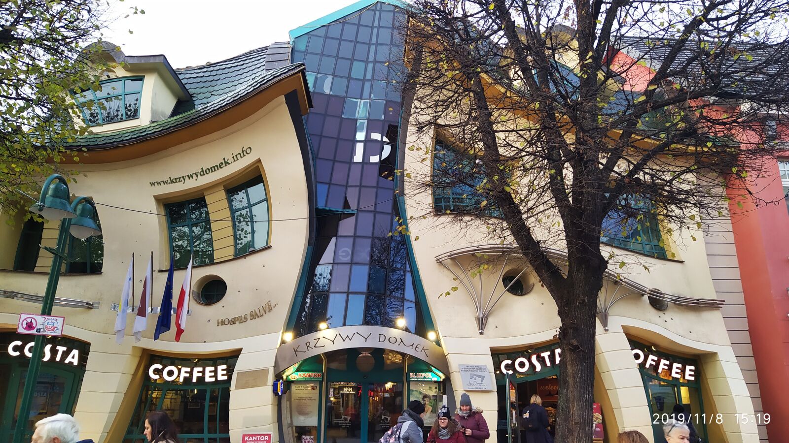 Xiaomi Redmi Note 7 sample photo. Building, architecture, crooked house photography