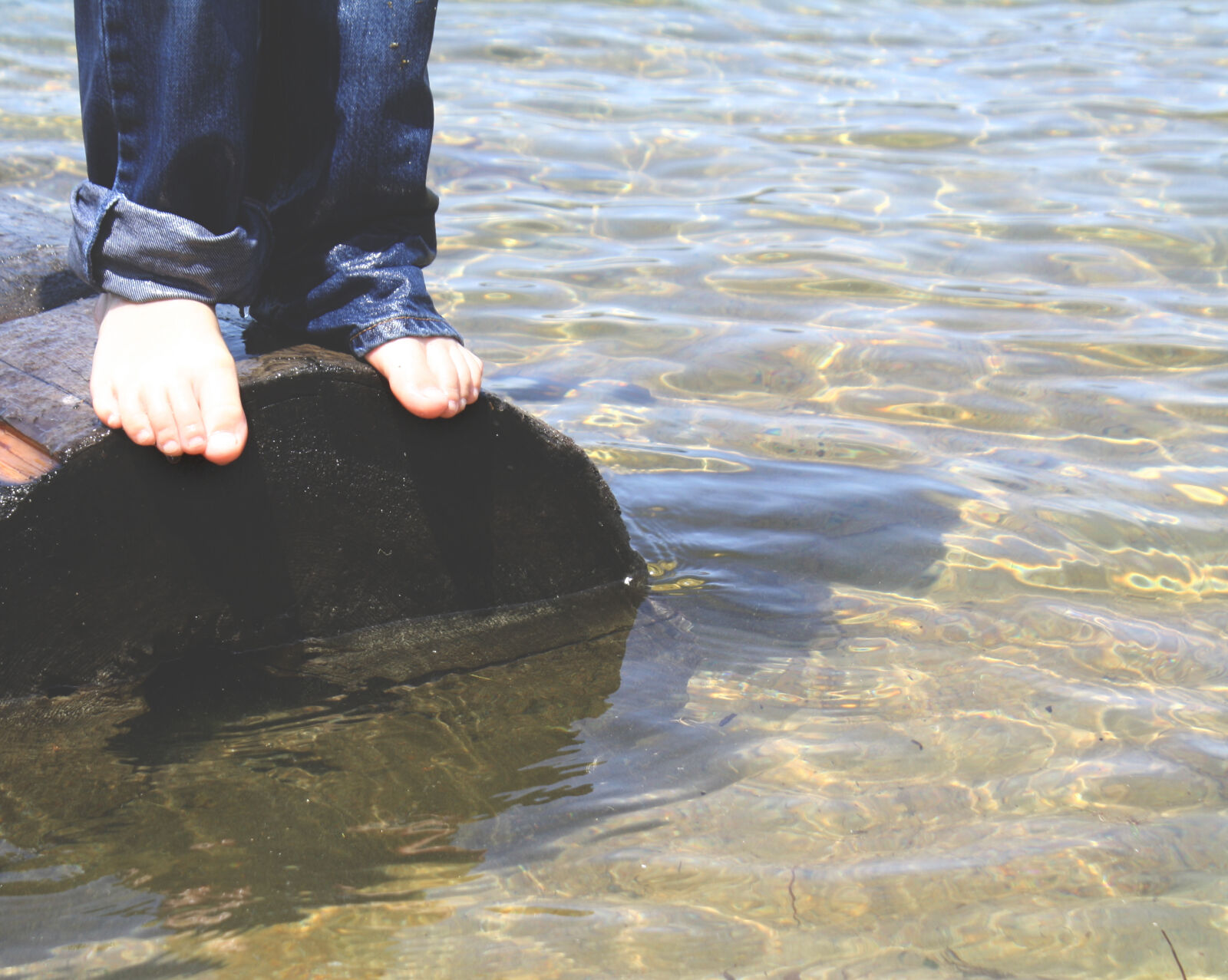 Canon EOS 1000D (EOS Digital Rebel XS / EOS Kiss F) sample photo. Jeans, lake, log, toes photography