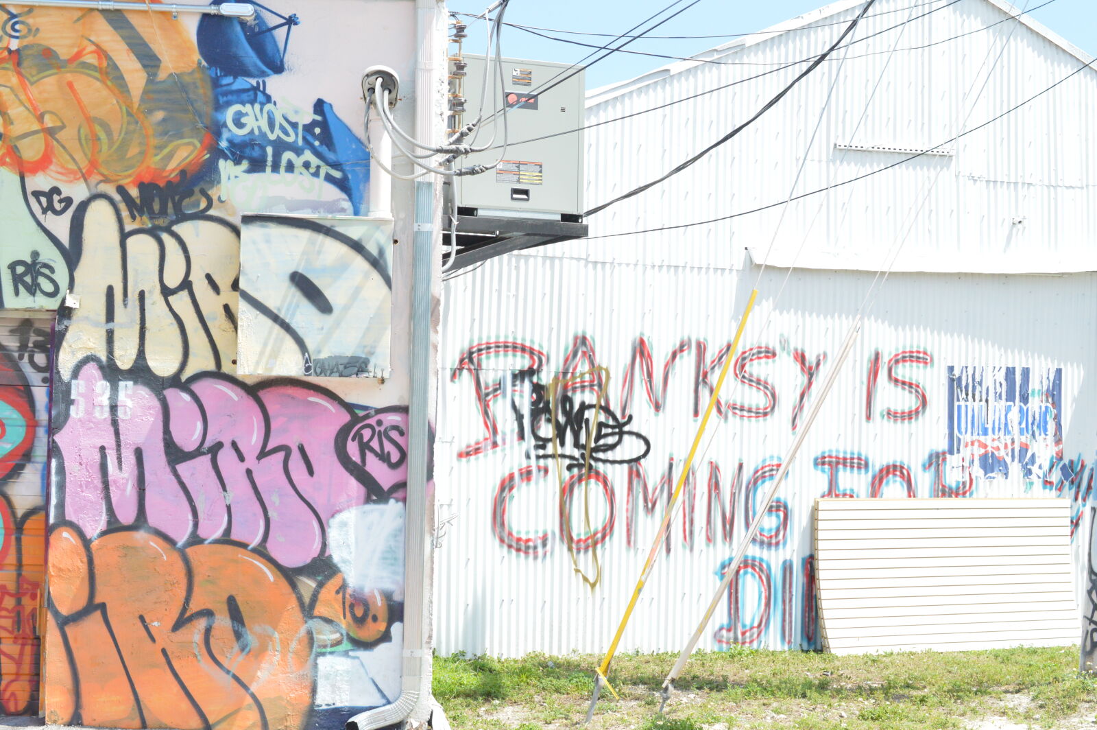 Nikon D3200 + Nikon AF-S DX Micro Nikkor 40mm F2.8 sample photo. Art, broward, colors, graffiti photography