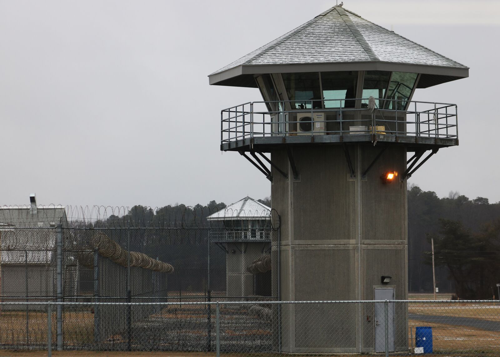 Canon EOS 750D (EOS Rebel T6i / EOS Kiss X8i) + Canon EF 75-300mm f/4-5.6 USM sample photo. Prison, jail, security photography