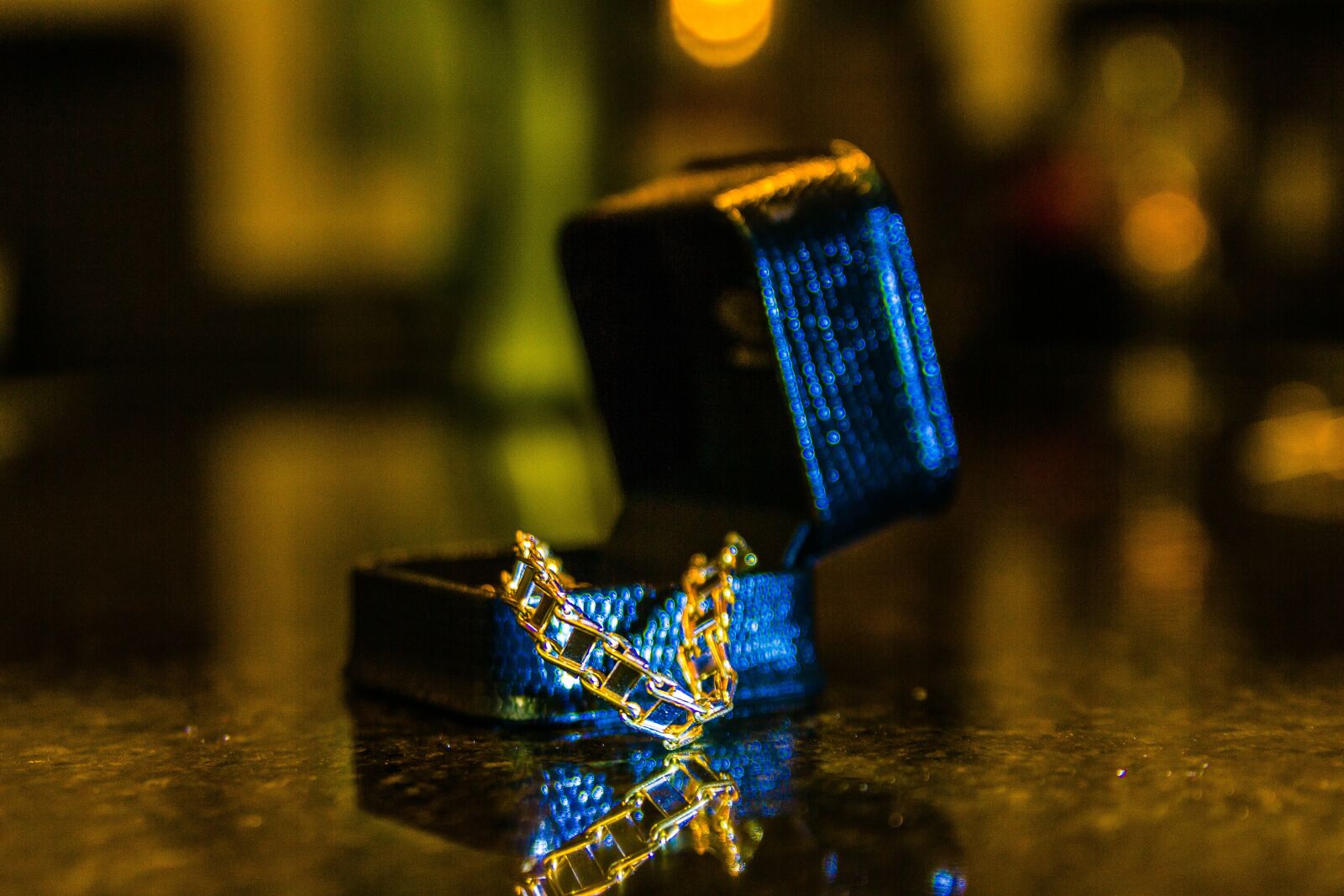 Canon EOS 550D (EOS Rebel T2i / EOS Kiss X4) sample photo. Gold, bracelet, luxury photography