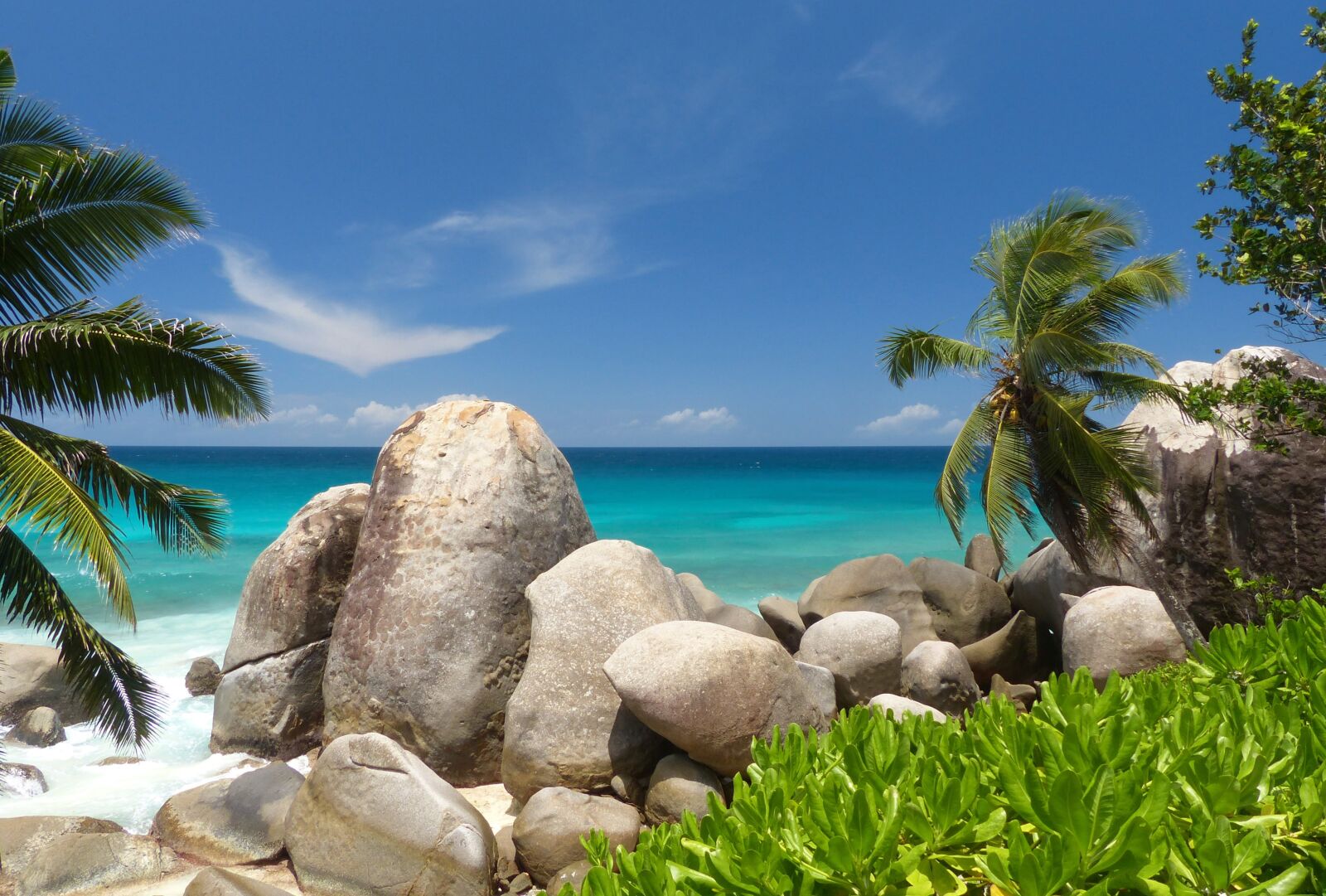 Panasonic Lumix DMC-FZ200 sample photo. Seychelles, mahé, sea photography