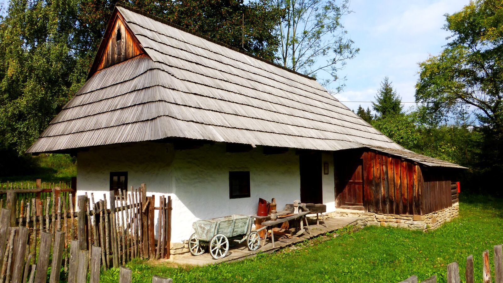 Panasonic Lumix DMC-ZS25 (Lumix DMC-TZ35) sample photo. Architecture, house, slovakia photography