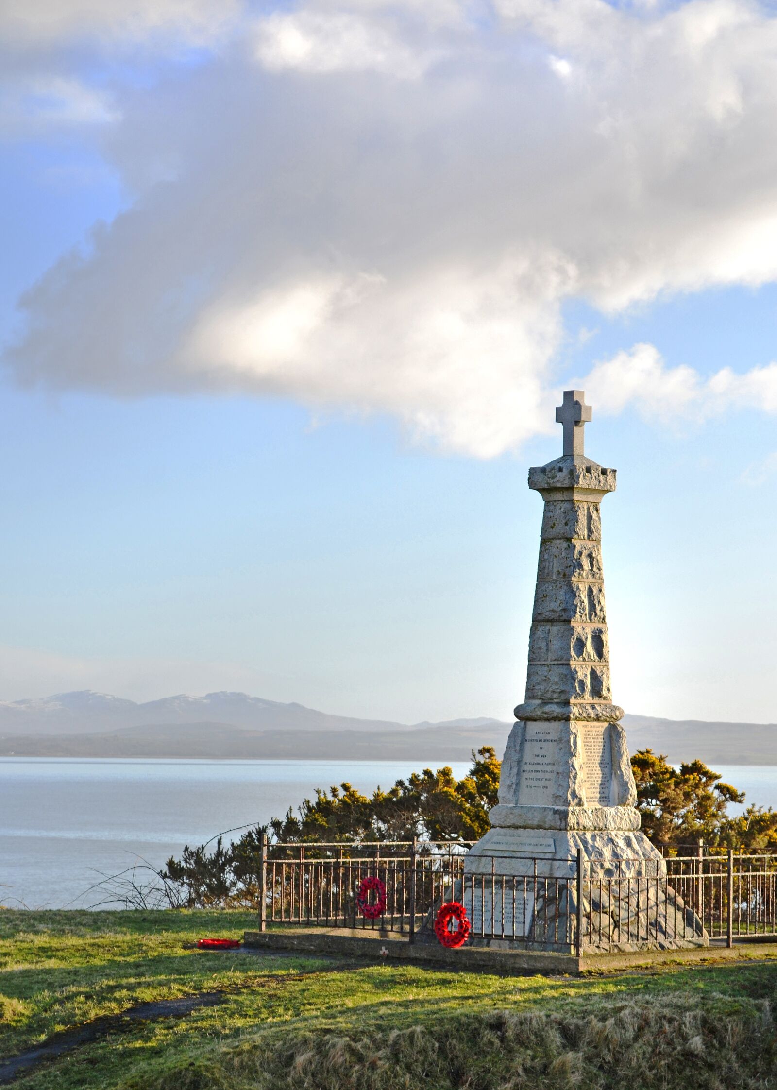 Nikon D3100 sample photo. Islay, cenotaph, remembrance photography