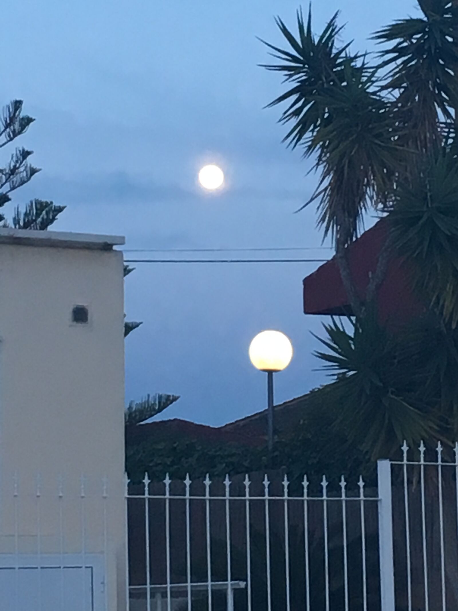 iPhone SE back camera 4.15mm f/2.2 sample photo. Spain, sky, mond photography