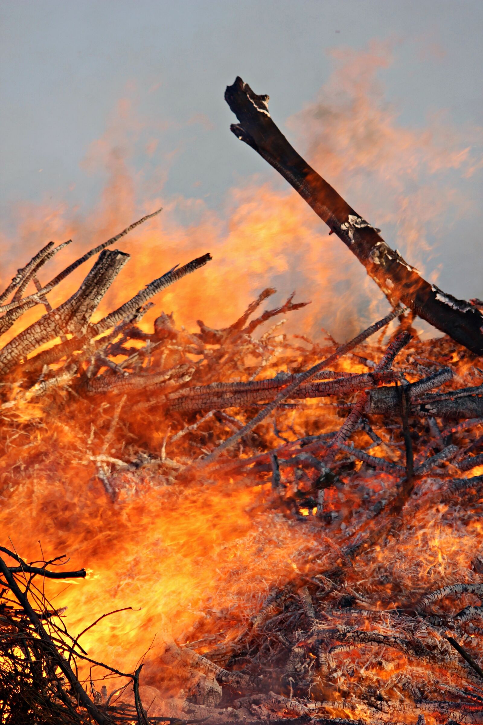 Canon EOS 600D (Rebel EOS T3i / EOS Kiss X5) sample photo. Easter fire, fire, heiss photography