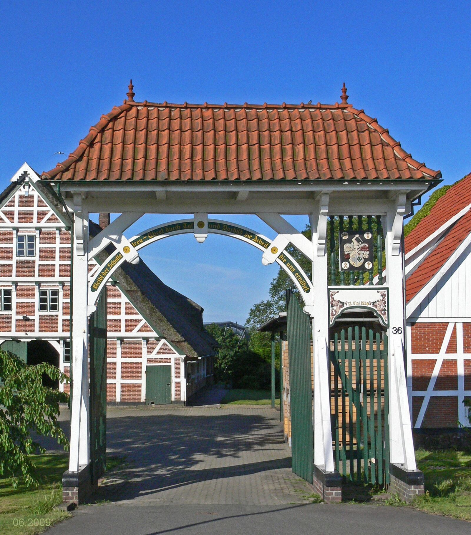 Panasonic DMC-FZ30 sample photo. Goal, driveway, truss photography