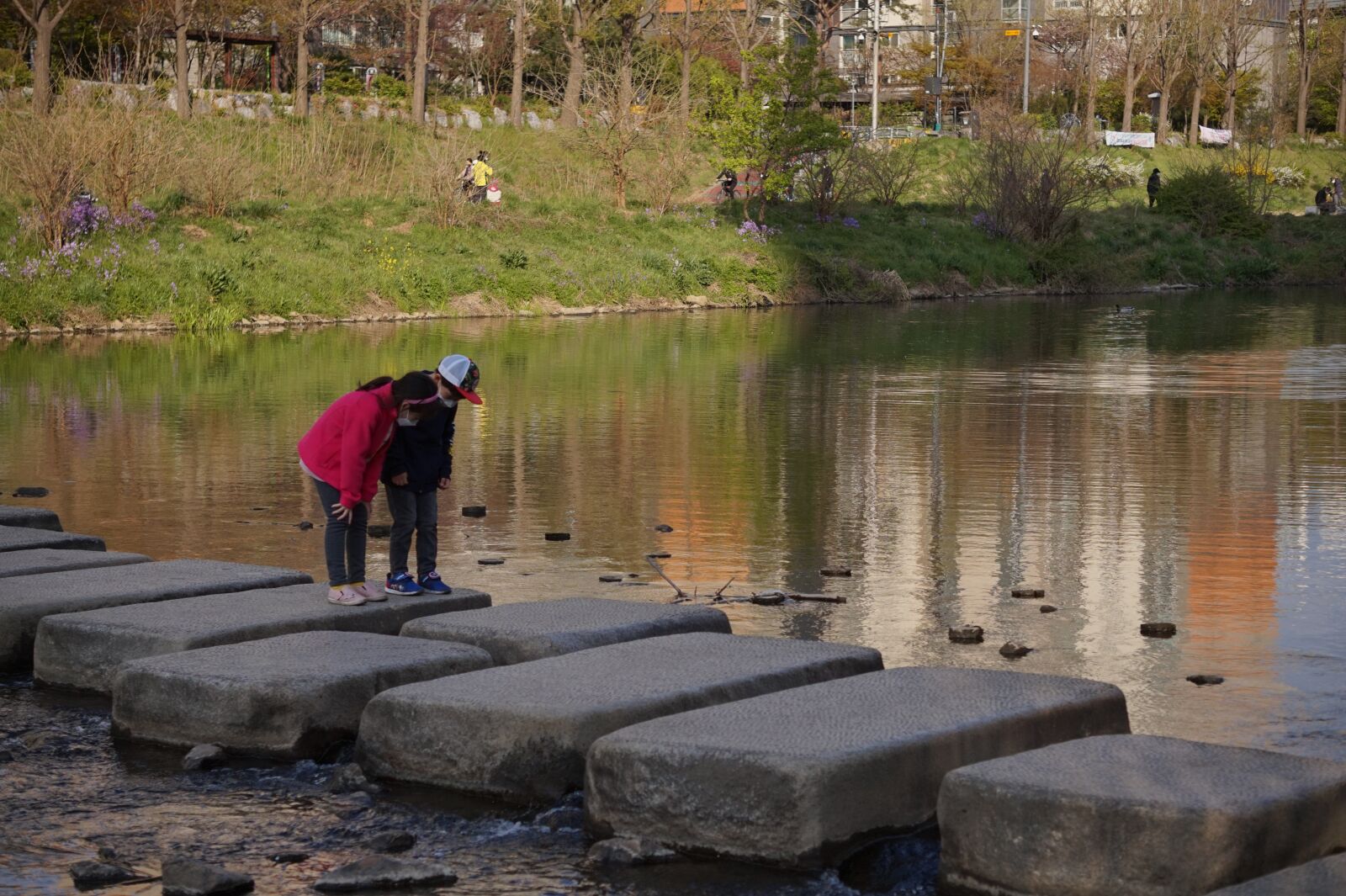 Sony Alpha a5000 (ILCE 5000) + Sony E 55-210mm F4.5-6.3 OSS sample photo. Children's, stepping stone, the photography