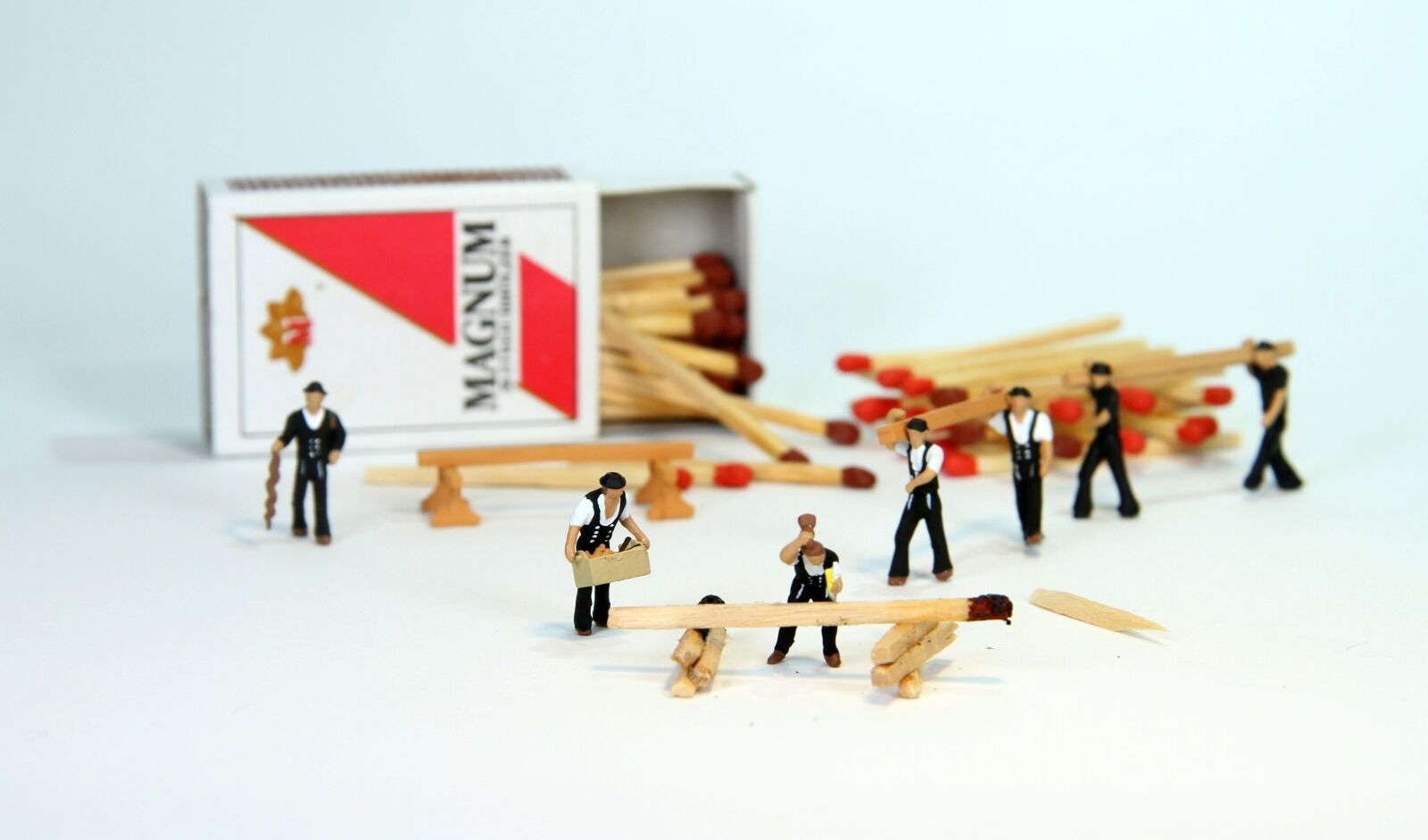 Canon EOS 7D sample photo. Roofers, wood, miniature figures photography