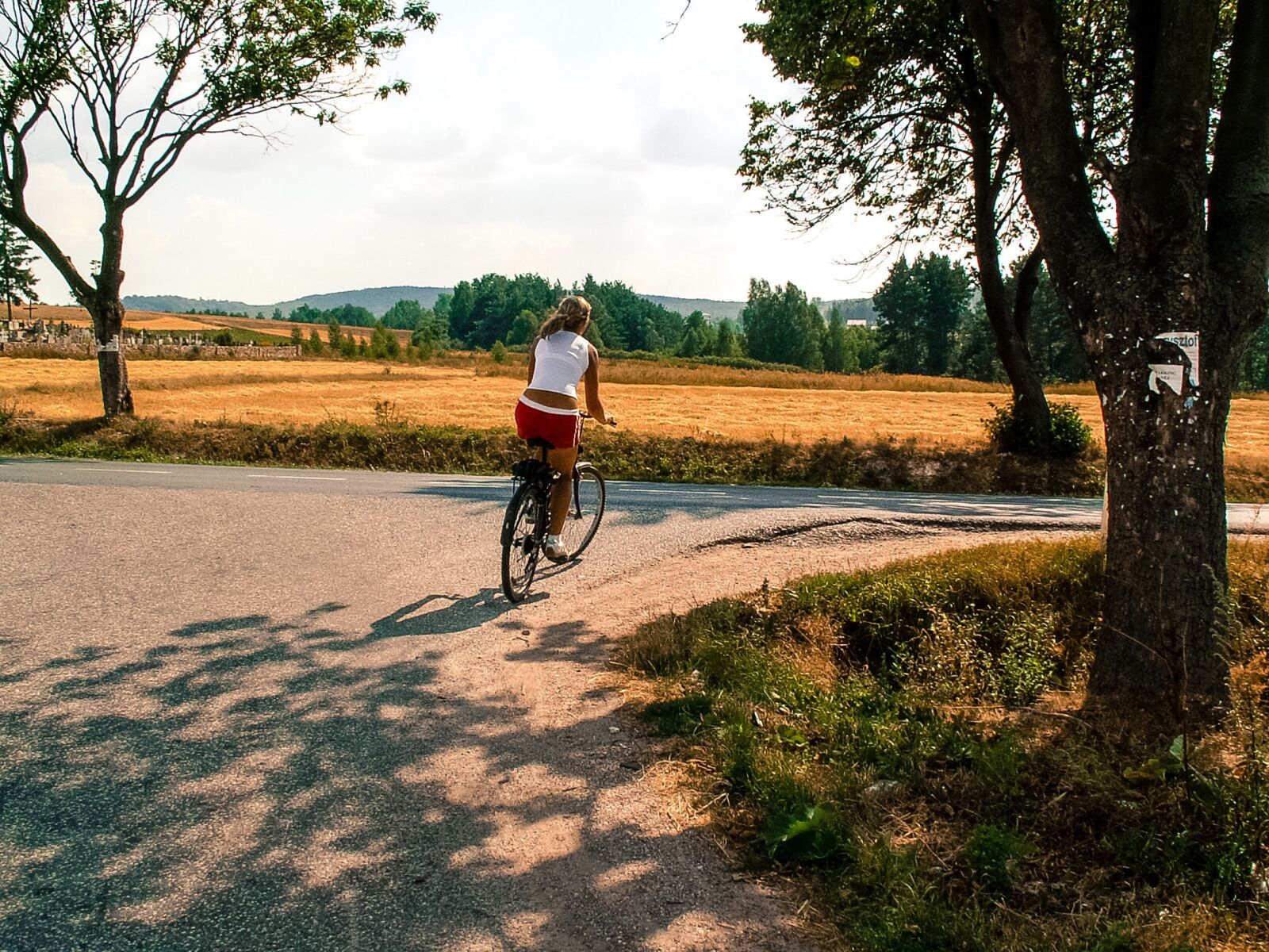 KONICA MINOLTA DiMAGE Z3 sample photo. Way, bike, girl photography
