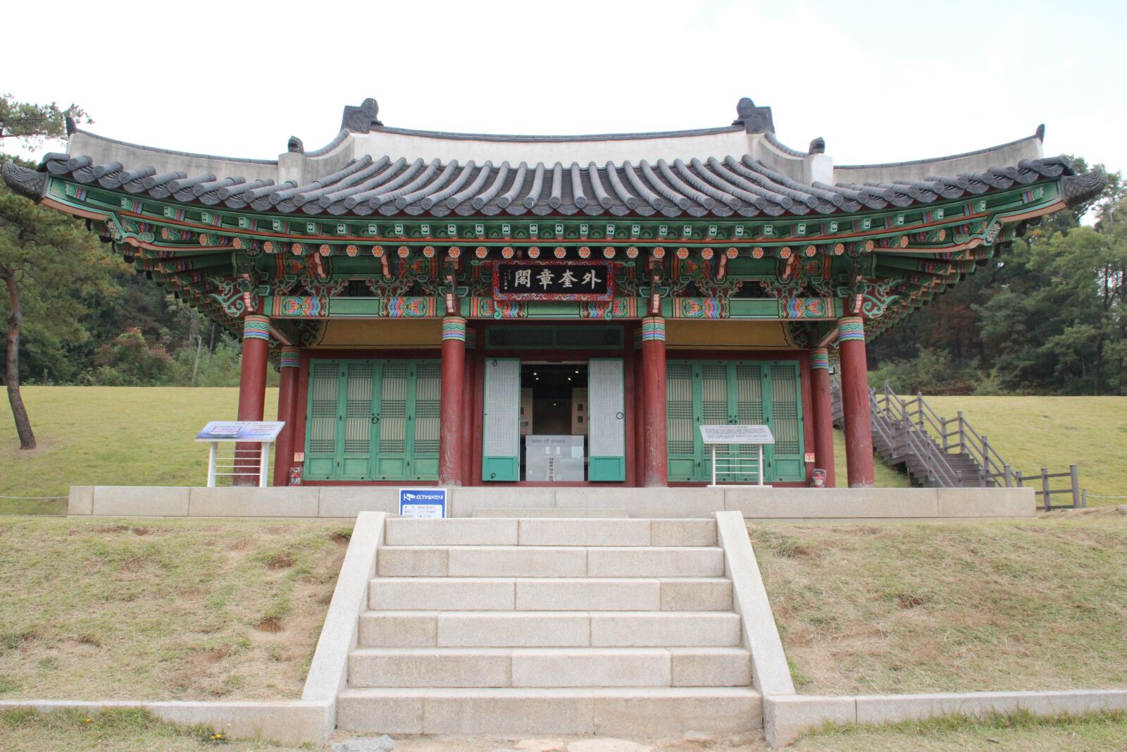 Canon EOS 600D (Rebel EOS T3i / EOS Kiss X5) sample photo. Considering the palace, but photography