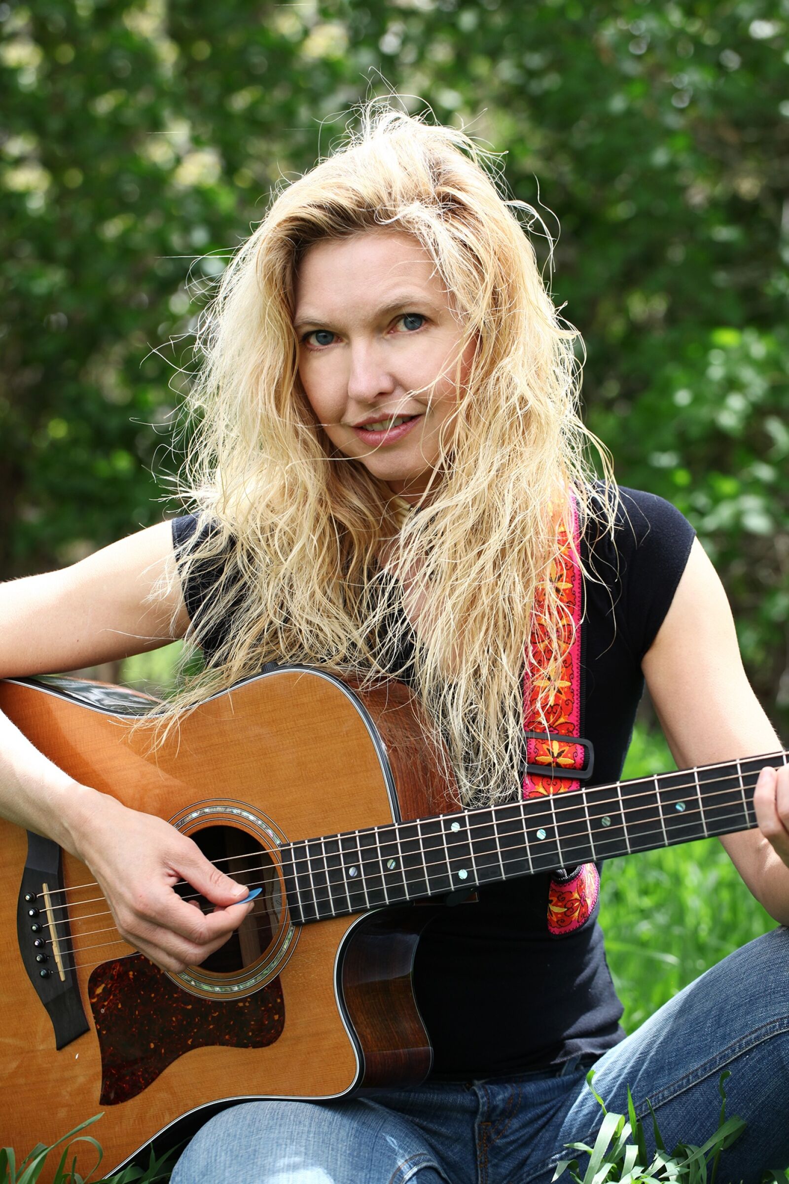 Canon EOS 5D Mark II sample photo. Woman, guitar, instrument photography