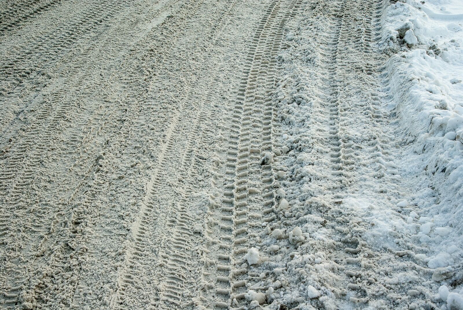 Pentax K10D sample photo. Road, snow, tire tracks photography