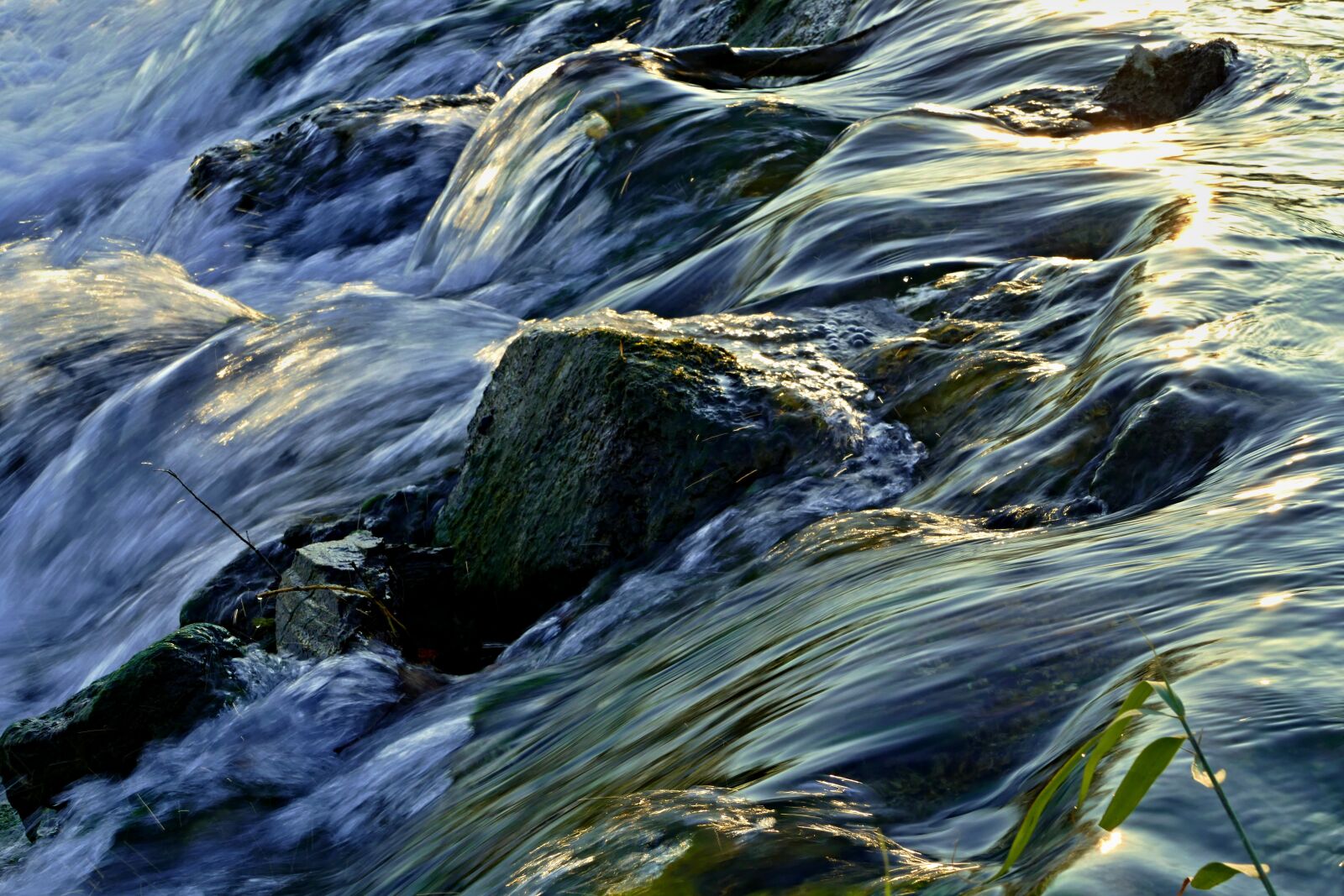 Panasonic Lumix DMC-FZ1000 sample photo. Waterfall, rock, creek photography