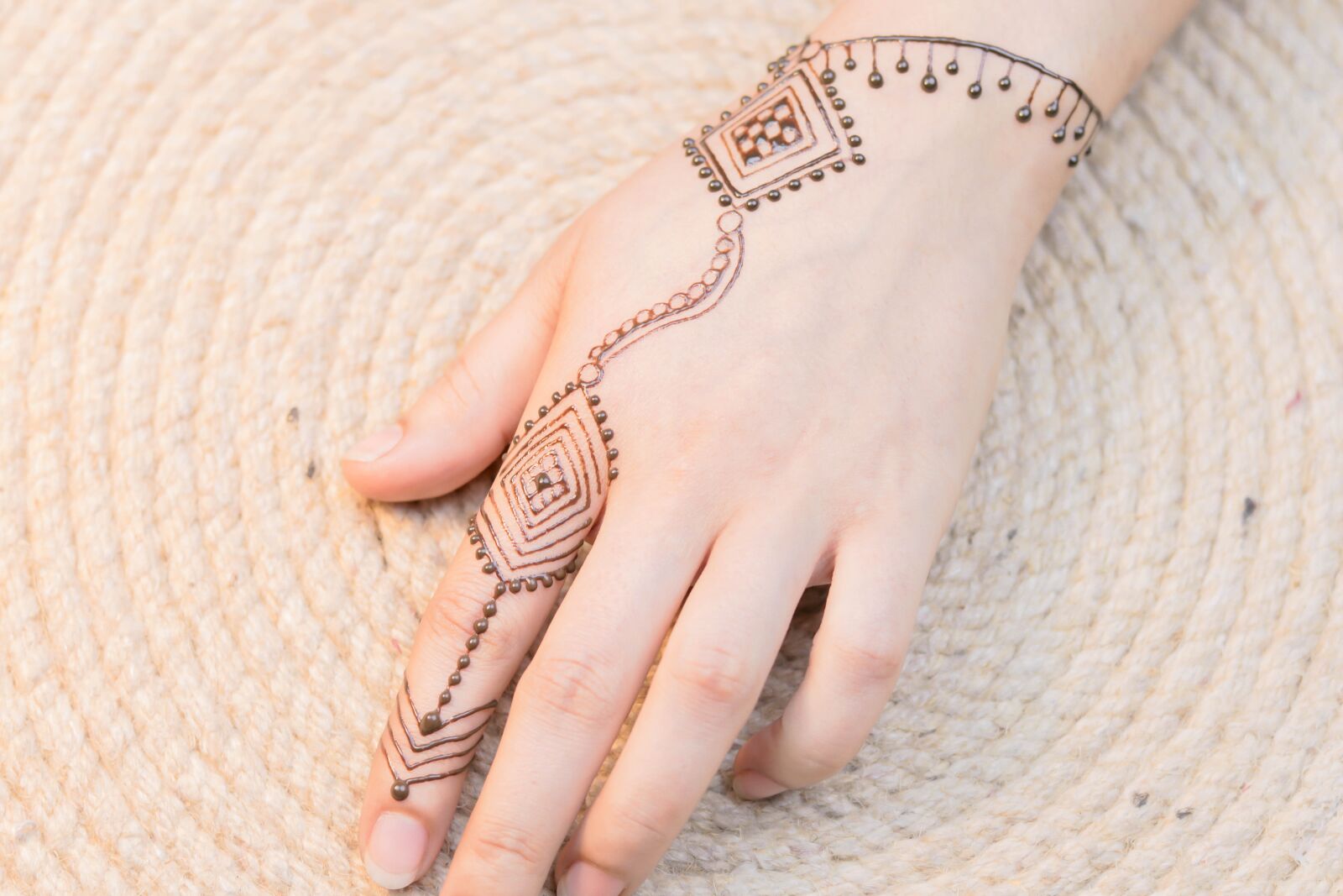 Canon EOS 80D + Canon EF 50mm F1.8 STM sample photo. Henna, hands, mehendi photography