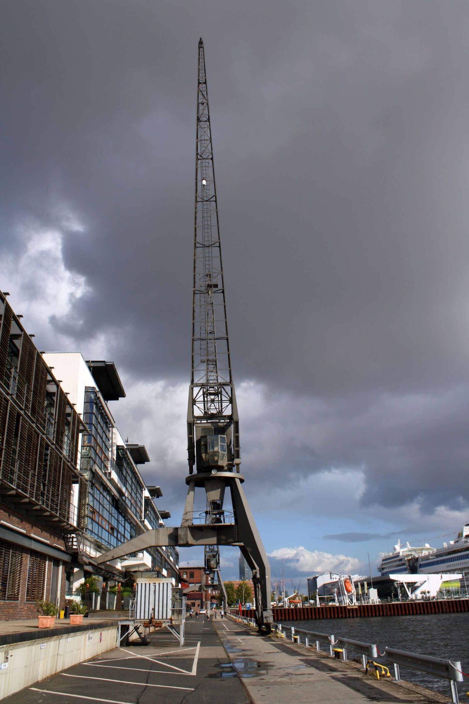 Canon EOS 1000D (EOS Digital Rebel XS / EOS Kiss F) sample photo. Crane, historical, port photography
