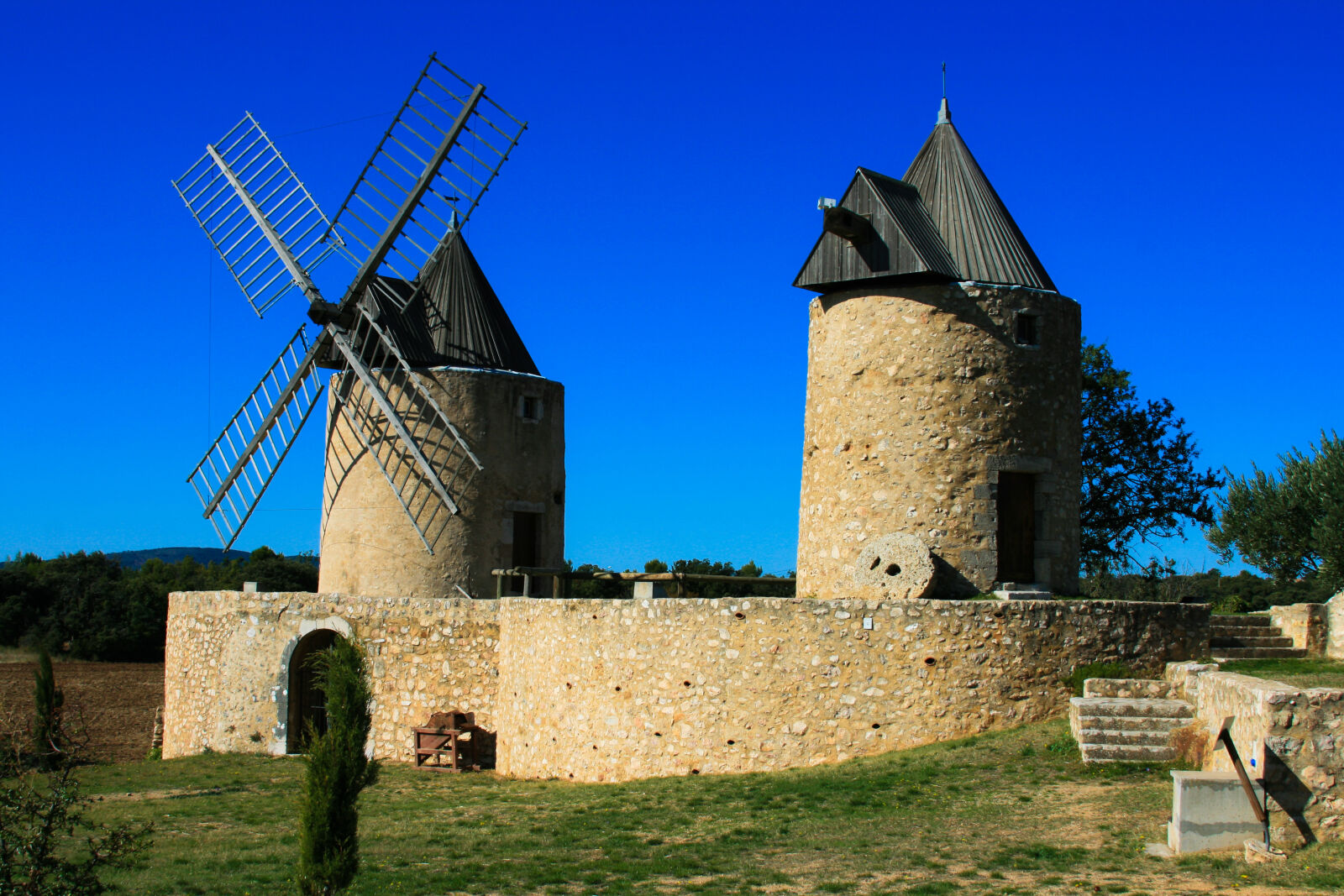 Canon EOS 400D (EOS Digital Rebel XTi / EOS Kiss Digital X) sample photo. Provence, windmill photography