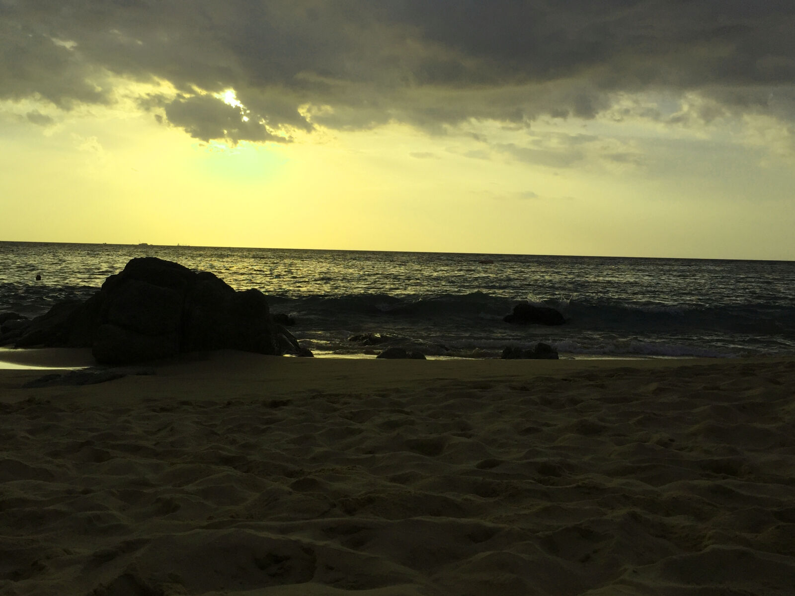 iPhone 6 Plus back camera 4.15mm f/2.2 sample photo. Beach, cloud, sands, sea photography