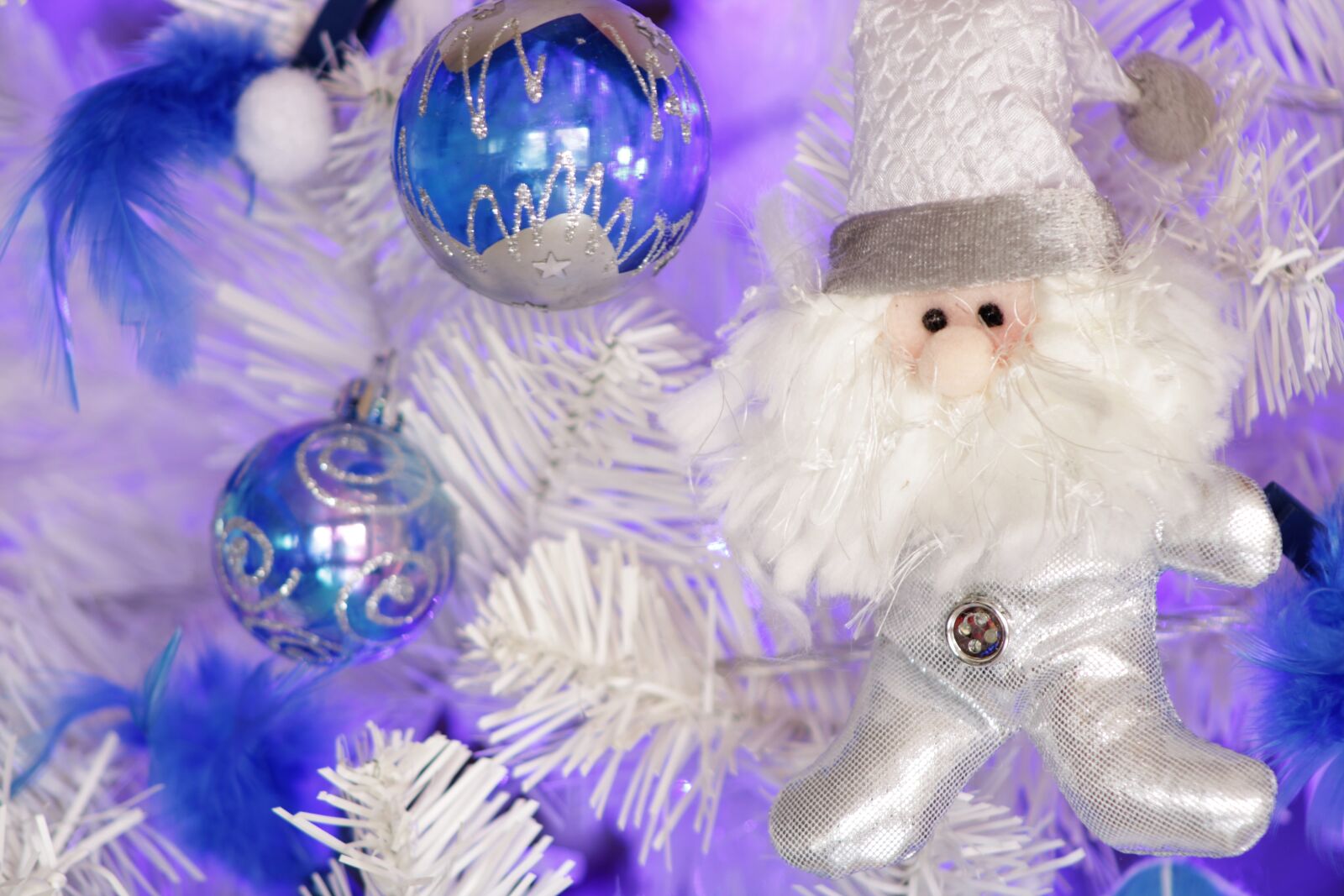 Canon EOS 2000D (EOS Rebel T7 / EOS Kiss X90 / EOS 1500D) sample photo. Christmas background, santa, blue photography