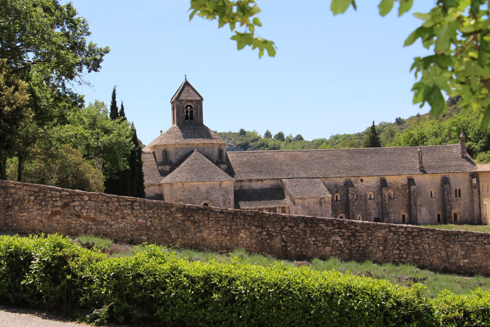 Canon EOS 100D (EOS Rebel SL1 / EOS Kiss X7) sample photo. Abbey of senanque, gordes photography