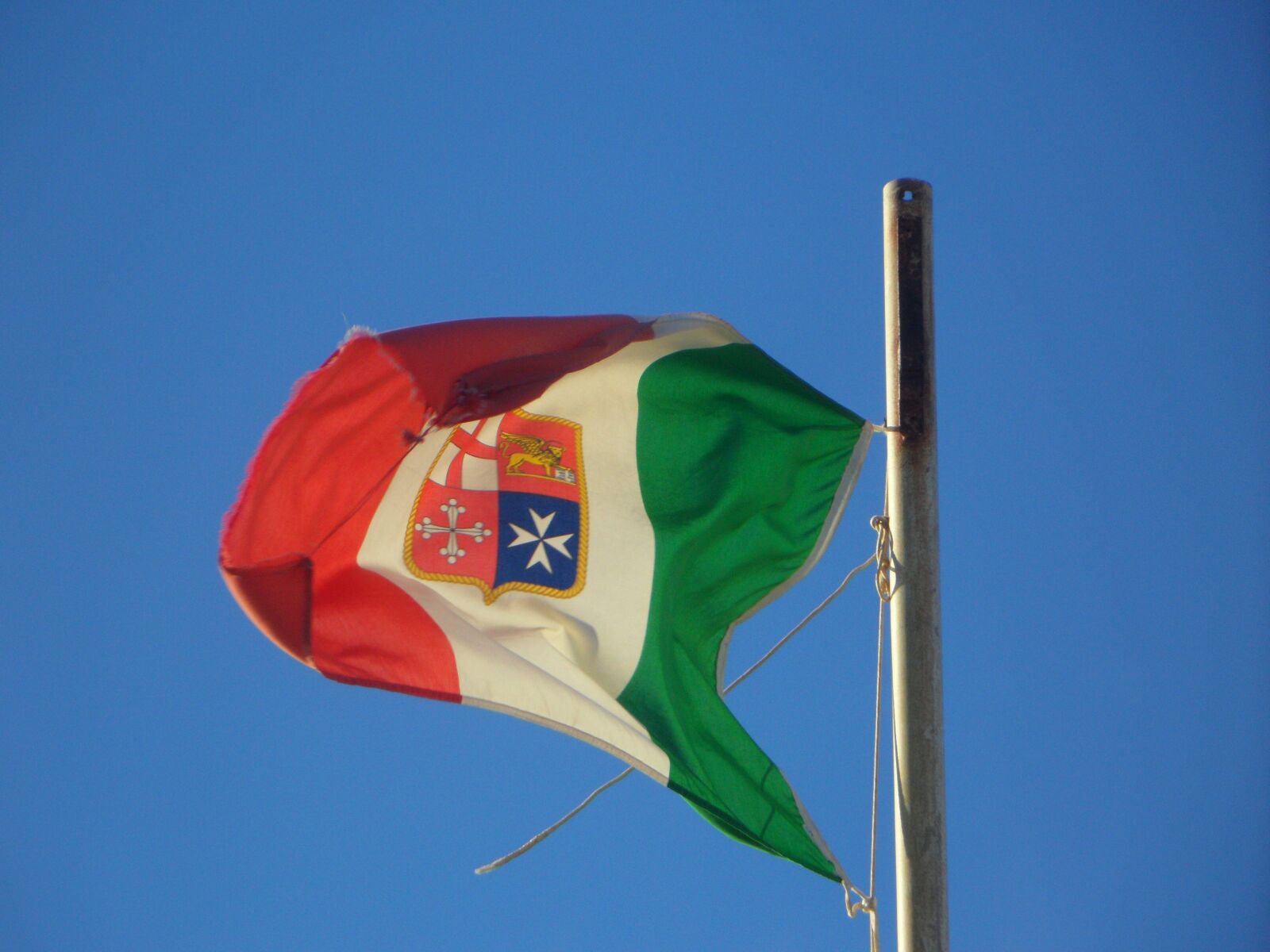 Samsung VLUU WB210, SAMSUNG WB210 sample photo. Flag, blow, sky photography