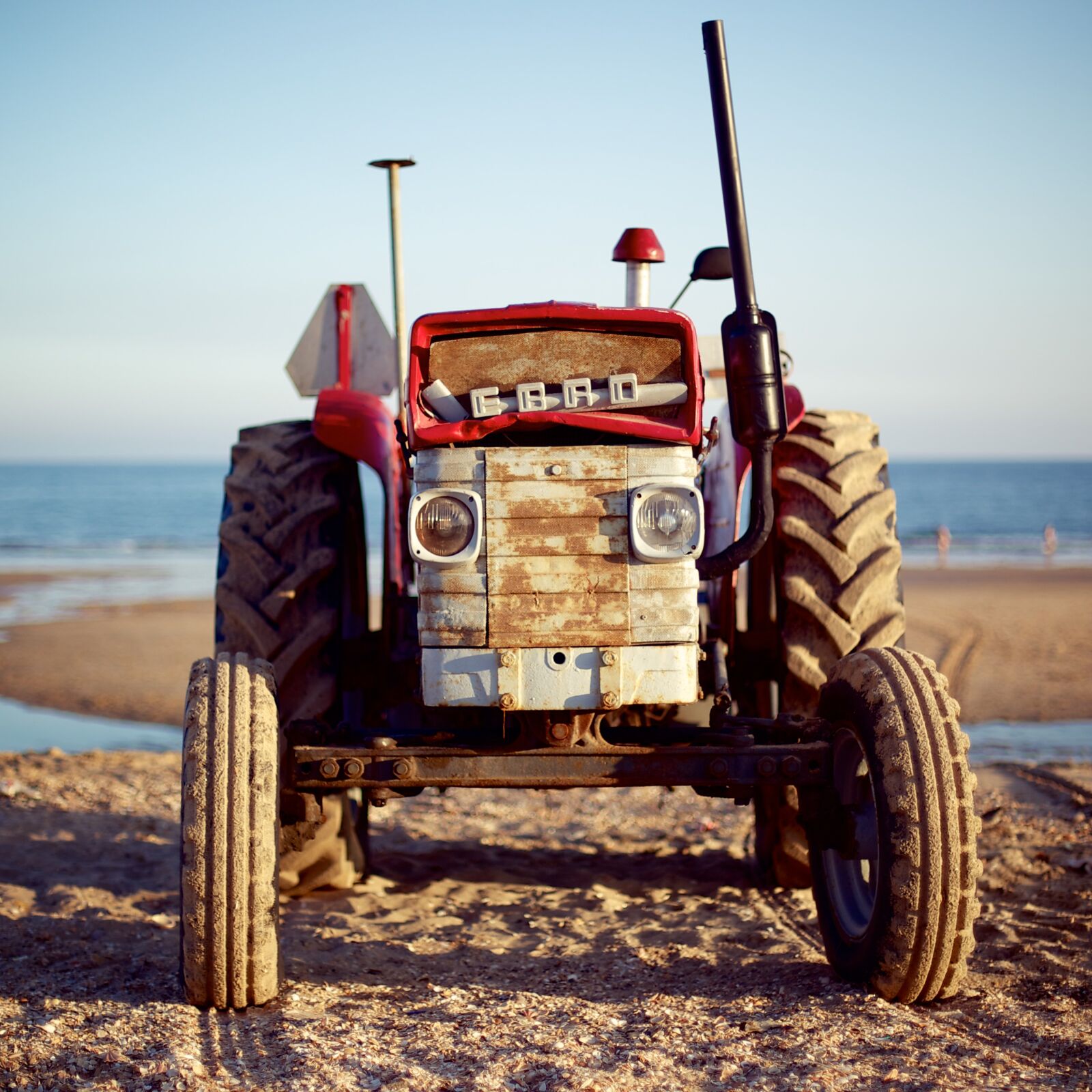 Canon EOS 6D + Canon EF 50mm F1.4 USM sample photo. Tractor, beach, summer photography