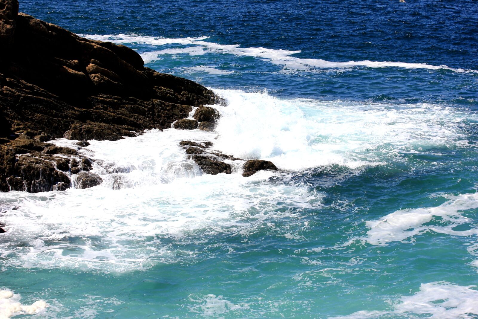 Canon EOS 550D (EOS Rebel T2i / EOS Kiss X4) sample photo. Sea, rock, white photography