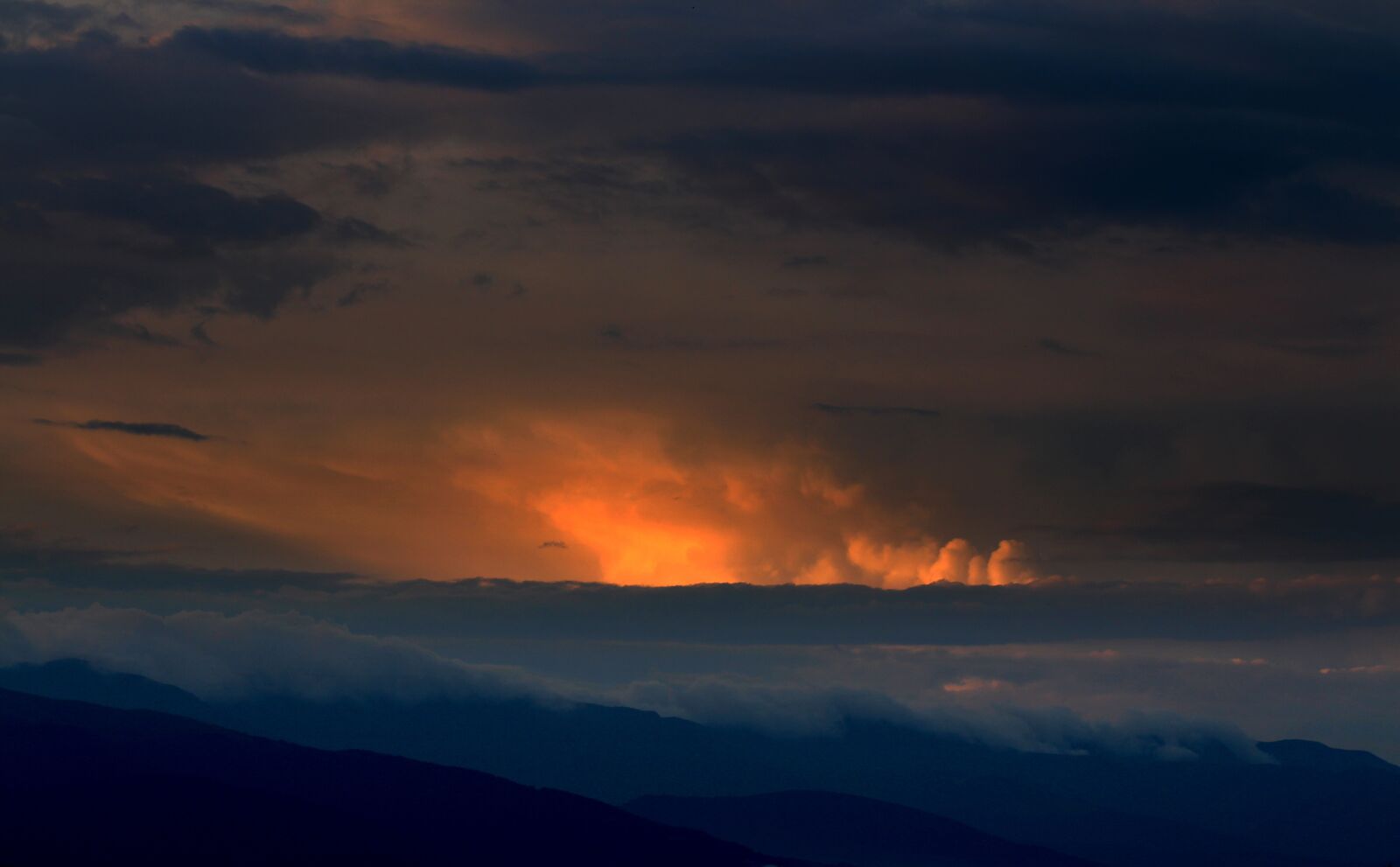 Canon EOS 700D (EOS Rebel T5i / EOS Kiss X7i) + Canon EF 85mm F1.8 USM sample photo. Sunset, clouds, sky photography