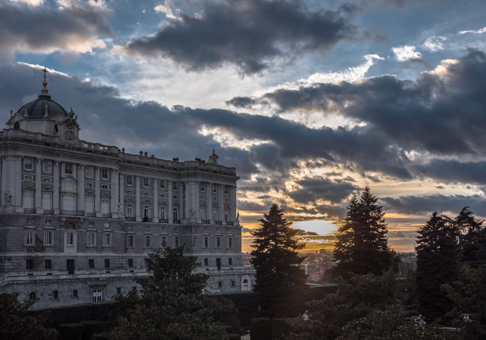 Panasonic Lumix DMC-GX8 + LUMIX G 20/F1.7 II sample photo. Sunset, wallpaper, palace photography