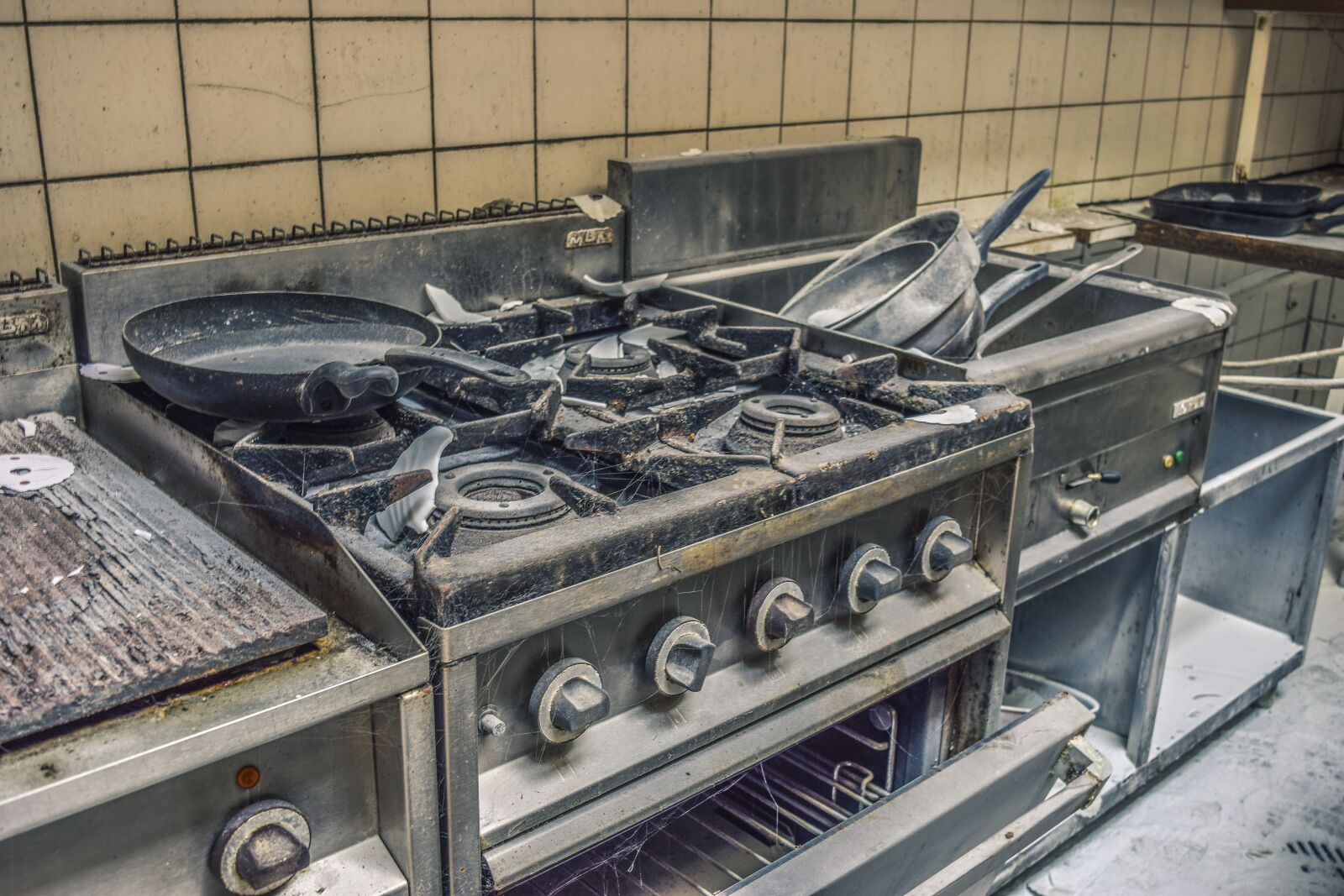 Nikon D3300 sample photo. Lost places, kitchen, abandoned photography