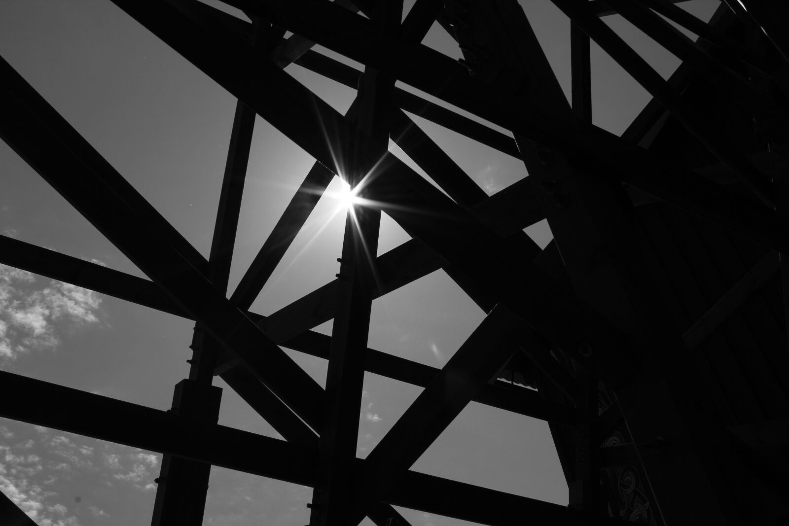 Canon EOS 600D (Rebel EOS T3i / EOS Kiss X5) sample photo. Sun, black, scaffold photography