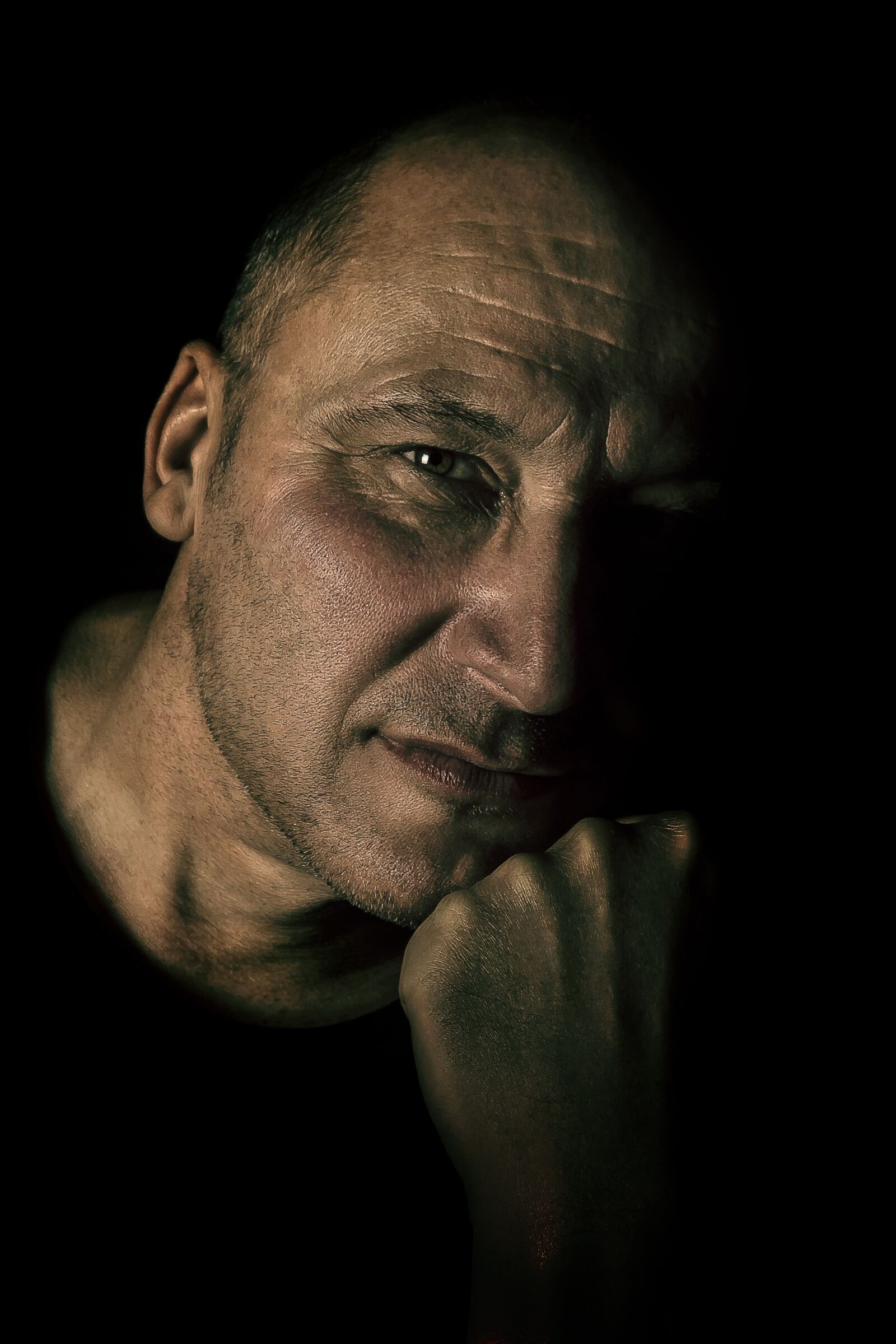 Canon EOS 550D (EOS Rebel T2i / EOS Kiss X4) sample photo. Dark, face, guy photography