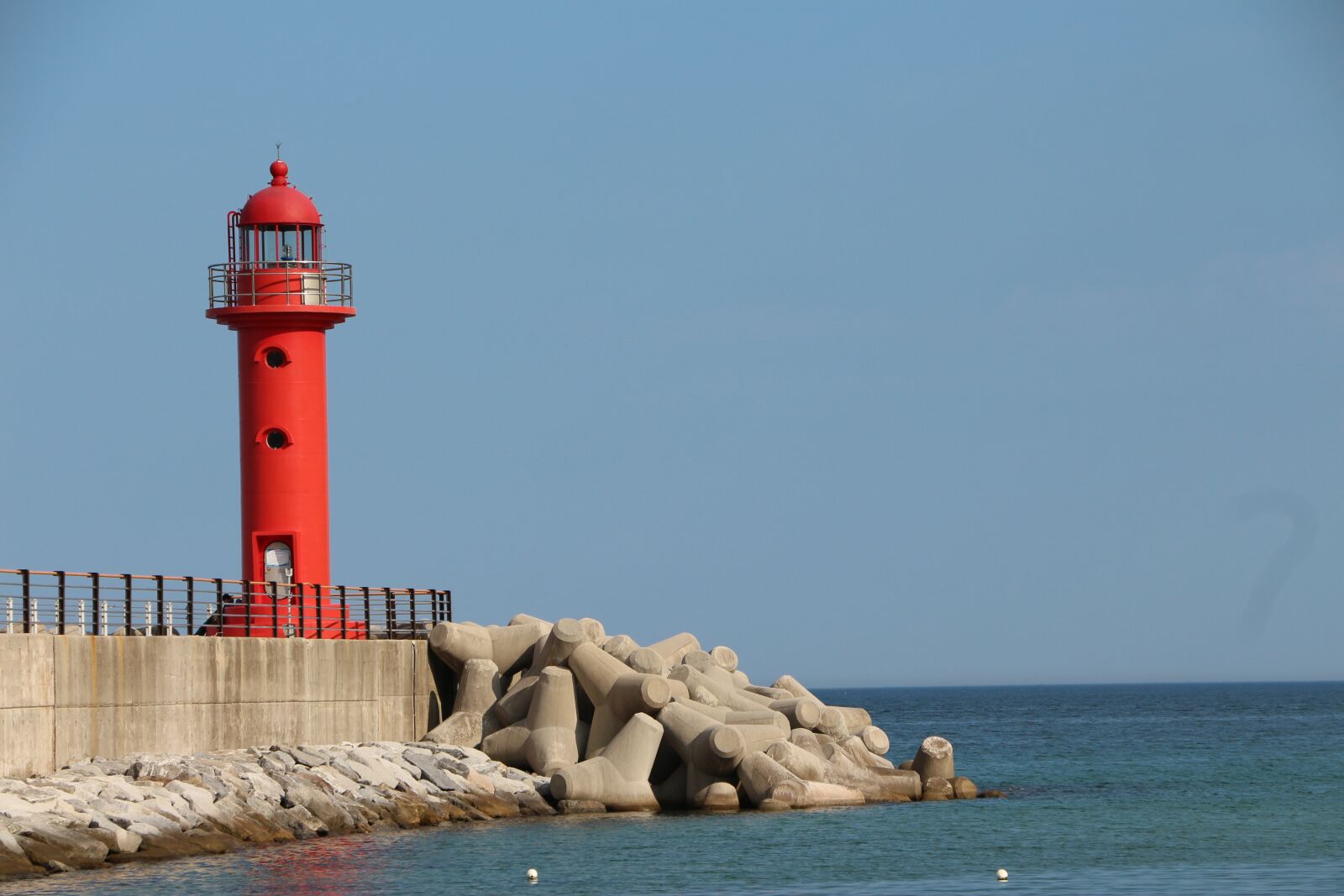 Canon EOS 650D (EOS Rebel T4i / EOS Kiss X6i) + Canon EF-S 18-135mm F3.5-5.6 IS STM sample photo. Lighthouse, sea, port photography