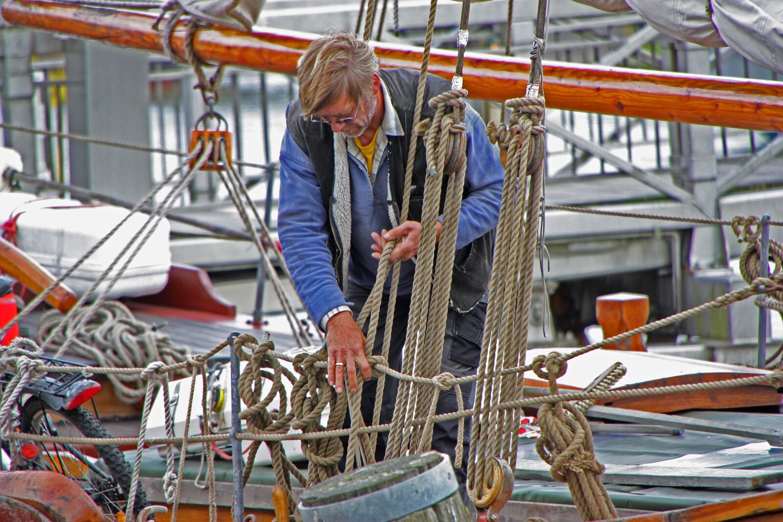 Canon EOS 450D (EOS Rebel XSi / EOS Kiss X2) sample photo. Fisherman, boat, man photography