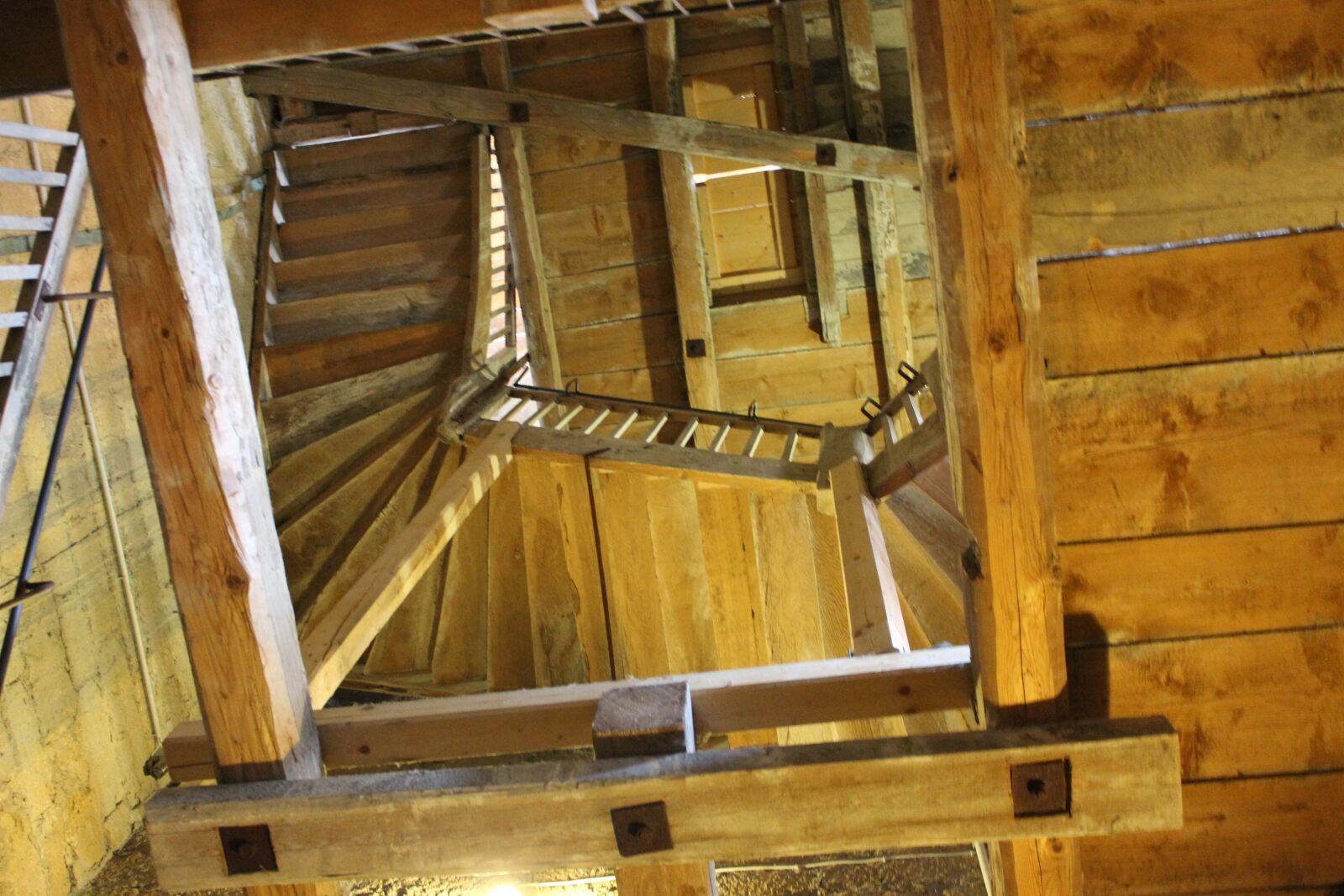 Canon EOS 600D (Rebel EOS T3i / EOS Kiss X5) sample photo. Stairs, wood, steeple photography