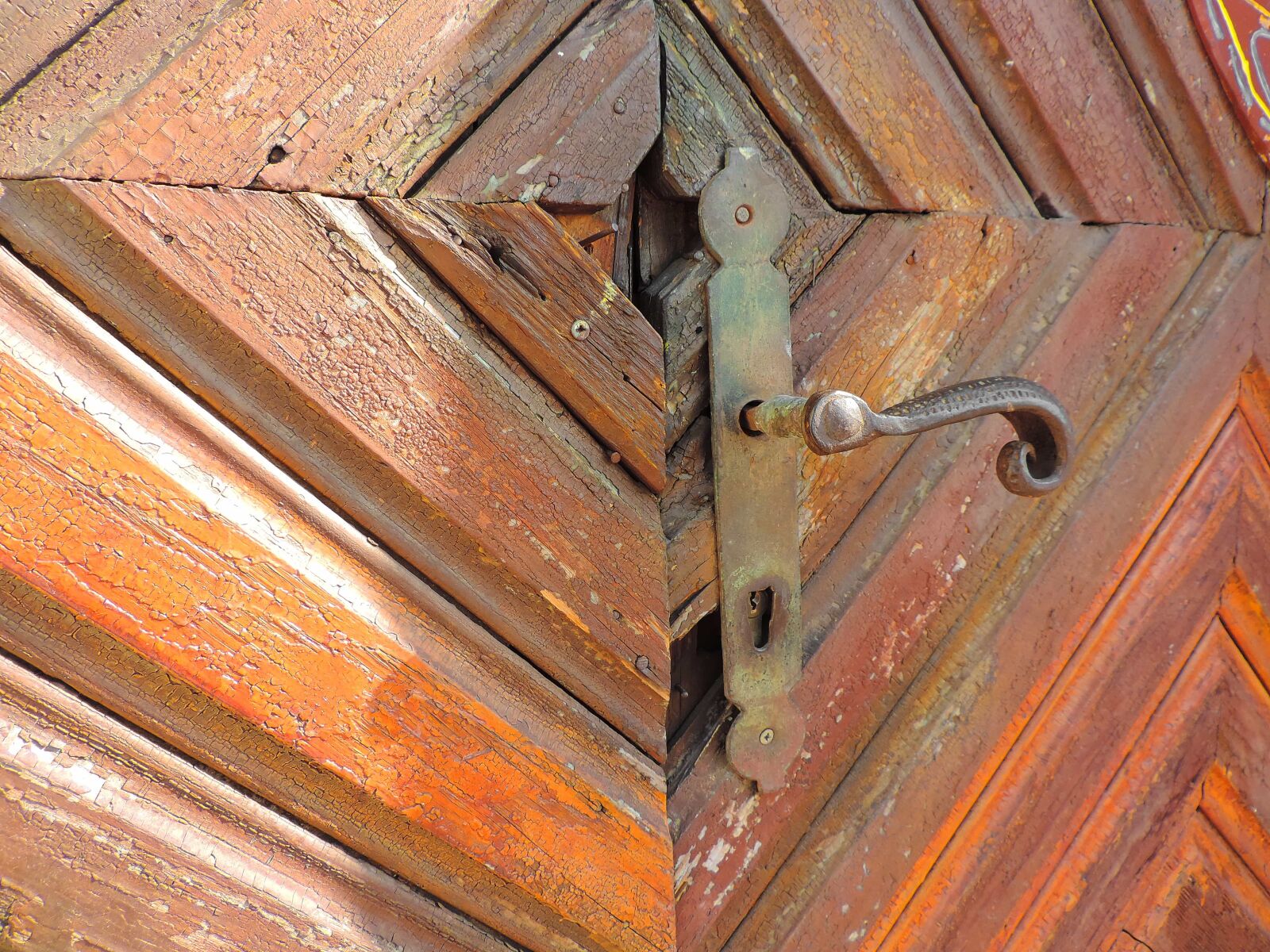 Nikon Coolpix P520 sample photo. Cast iron, decoration, front photography