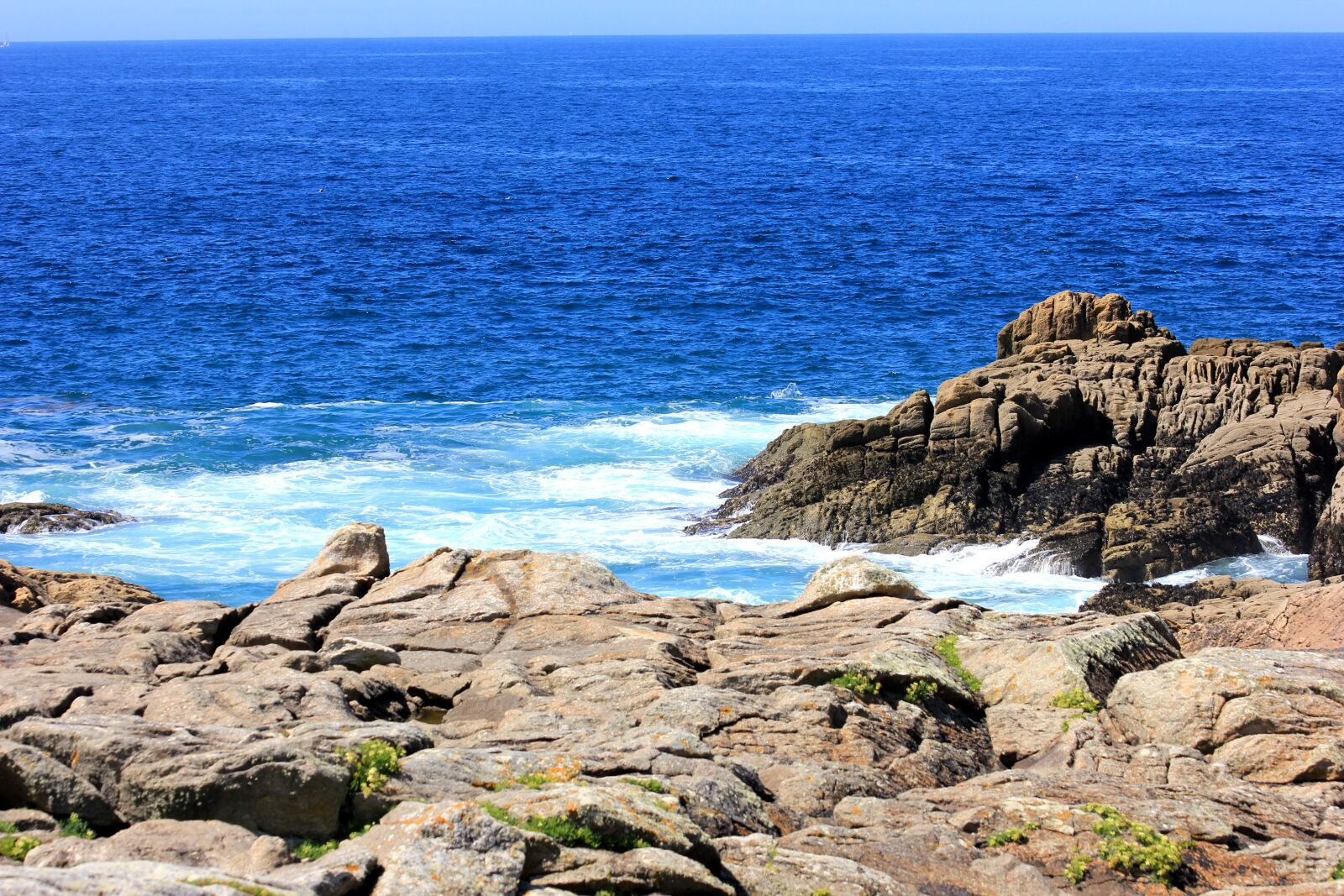 Canon EOS 550D (EOS Rebel T2i / EOS Kiss X4) sample photo. Seaside, rock, blue photography