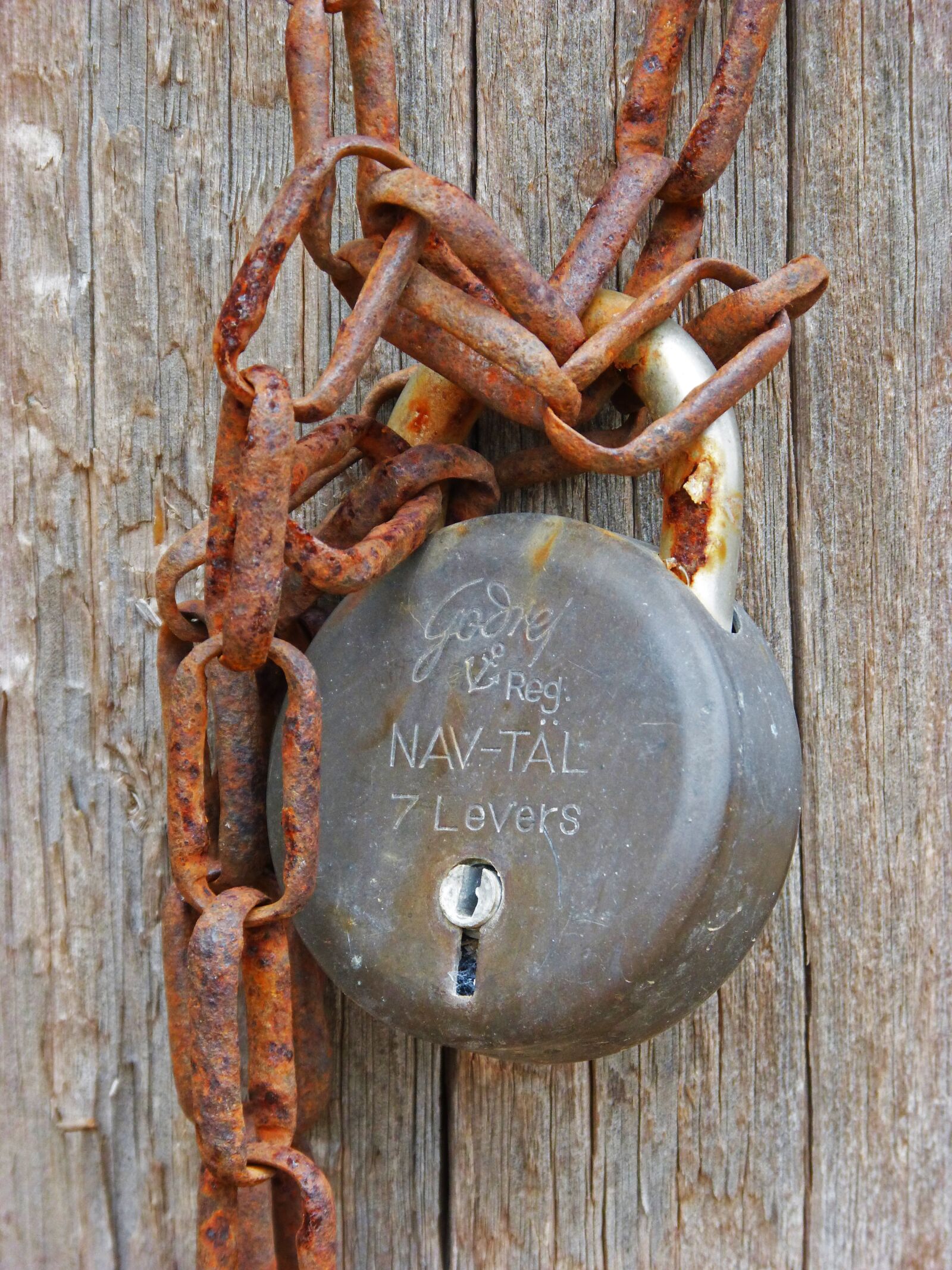 Panasonic DMC-FZ62 sample photo. Padlock, string, old photography